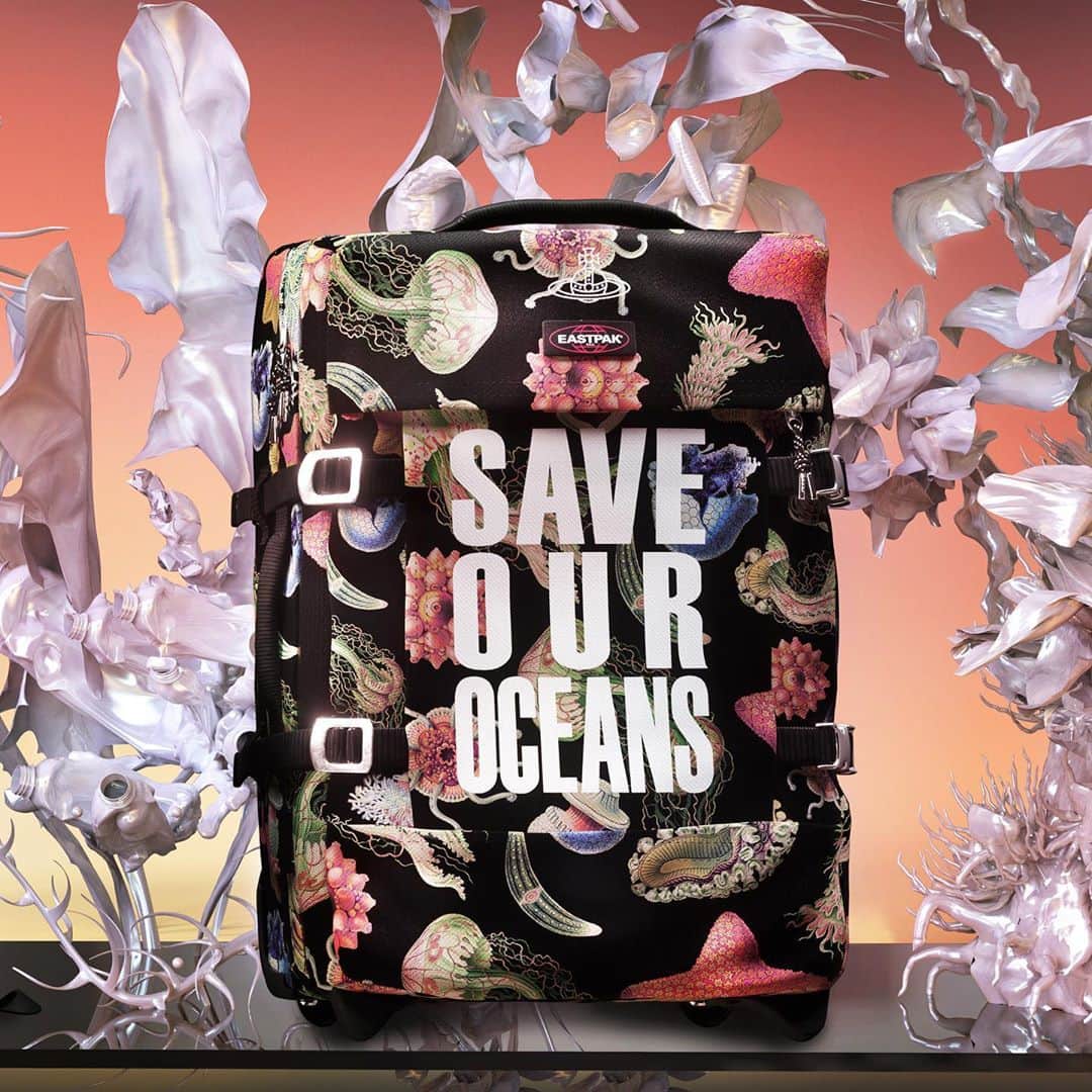 ヴィヴィアンウエストウッドさんのインスタグラム写真 - (ヴィヴィアンウエストウッドInstagram)「Vivienne Westwood and Eastpak are making a stand to “SAVE OUR OCEANS” in their first-time collaboration. Crafted from the plastic bottles that pollute our oceans, this sustainable collection reinvents some of Eastpak’s classic designs in the activist spirit of Vivienne Westwood. ⁠⠀ ⁠⠀ The limited-edition @EASTPAK x VIVIENNE WESTWOOD collaboration is now available in-store and online.⁠⠀ ⁠⠀ Digital Artist - Jon Emmony @jonemmony⁠⠀ ⁠⠀ #EastpakxVivienneWestwood #SaveOurOceans」11月2日 19時02分 - viviennewestwood