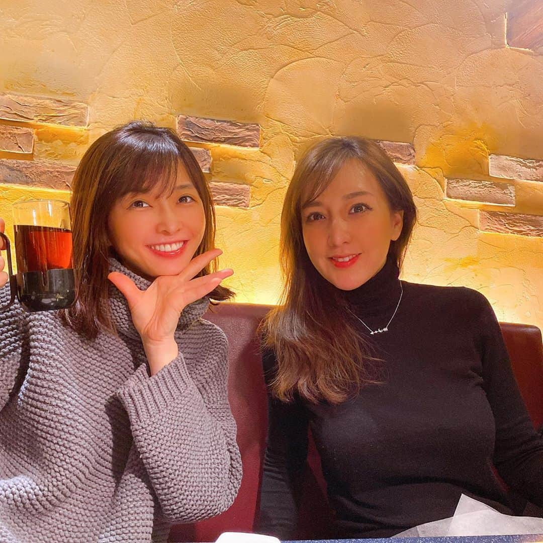 高村凛さんのインスタグラム写真 - (高村凛Instagram)「なつえさんと、仕事のスタッフさんと、辛くて美味しいもつ鍋焼肉屋さんで、女子会💕✨💕  日頃のお世話になってるスタッフさん達と、ゆっくりいっぱいお話し出来て楽しかった💕✨😊  そして、辛いけど辛過ぎないもつ鍋が最高でした❗️  あと、カキ🦪のチヂミがめちゃ美味しかった💕💕💕  たまにはゆっくりご飯食べて話す時間も大事だね😍💕😍  なつえさん貴重な時間を作ってくれてありがとう〜☀️😆  また行きたいな〜🥰  #女子会 #仕事仲間#慰労会 #もつ鍋#辛いもの好き #焼肉#yakiniku #韓国料理 #ご飯記録  #牡蠣チヂミ #牡蠣キムチ #イジョバン」11月2日 19時02分 - rin_takamura