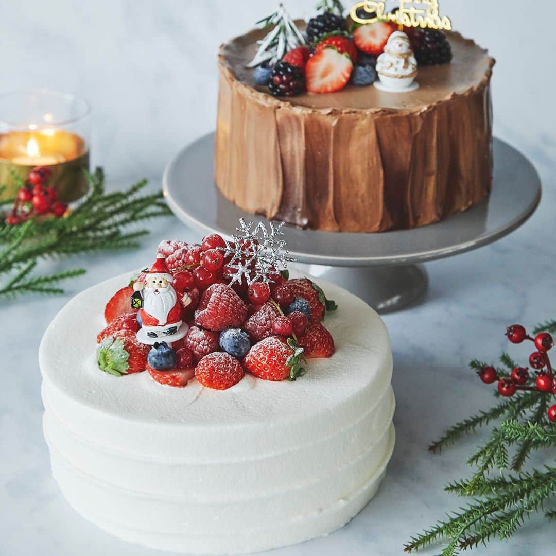 TYSONS&COMPANYさんのインスタグラム写真 - (TYSONS&COMPANYInstagram)「. 【Lily cakes 】 毎年人気のクリスマスケーキの予約が開始されました！  ■ クリスマスショートケーキ 4号 ¥3,600 5号 ¥4,900 Lily cakes 人気のショートケーキをクリスマス仕立てに。 軽やかで優しい味わいのクリームをふんわりとしたジェノワーズに重ね、国産苺をサンド。  ■ クリスマスチョコレートショートケーキ  5号 ¥5,200 イタリア産の高級ミルクチョコレートを贅沢に使用したチョコレートシャンティに国産イチゴをサンドしたクリスマス限定のチョコレートショートケーキ。  WEB予約にて、受け取りの期間は12/18 ~ 12/25で承っています。 詳しくはストーリーのハイライトよりご確認ください！  #リリーケイクス#breadworks #クリスマス #クリスマスケーキ#ケーキ #ベーカリー #パン 天王洲 #東京 #メイドイントウキョウ #タイソンズアンドカンパニー #lilycakes #breadworks #cake #christmas #christmascake #cafe #bakery #bread #tennoz #tokyo #madeintokyo #tysonsandcompany」11月2日 19時04分 - tysonsandcompany