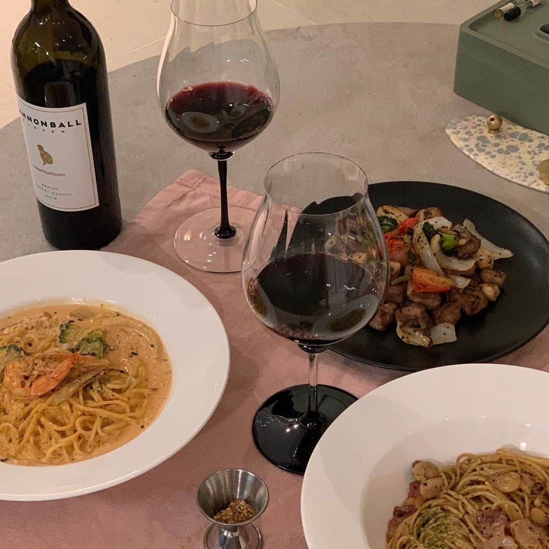 パク・ソラのインスタグラム：「차린건 없지만 맛있게 먹어효🥂」