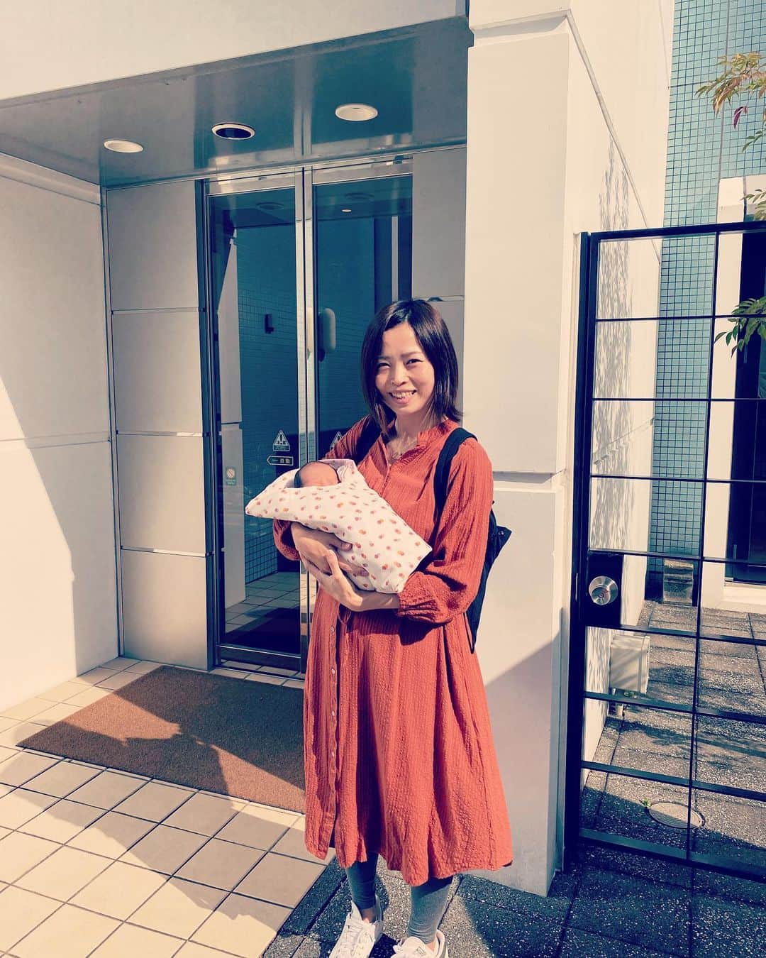一ノ瀬優希のインスタグラム：「みなさんお久しぶりです😊  無事に第一子の元気な女の子を出産致しましたー‼︎  出産に関わってくださった先生、看護師のみなさんには感謝の気持ちでいっぱいです‼️  また、妊娠中たくさんの頑張ってのメッセージや、おめでとうのメッセージを頂き、ありがとうございました☺️  これから、この小さな命を大切に育てていきたいと思います😊  #母になりました」
