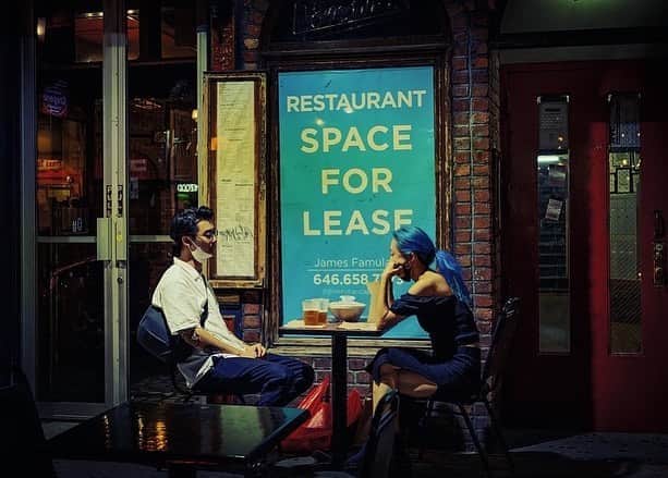 National Geographic Travelさんのインスタグラム写真 - (National Geographic TravelInstagram)「Photos by @dina_litovsky / Couples enjoy the last warm days of the season by dining outside in New York City. The city has been in the middle of Phase 4 reopening after three months of stay-at-home orders in the spring. Nearly 10,000 restaurants have set up outdoor dining in NYC, transforming the public spaces of the metropolis in a novel way. For more images, follow me @dina_litovsky.」11月3日 0時40分 - natgeotravel