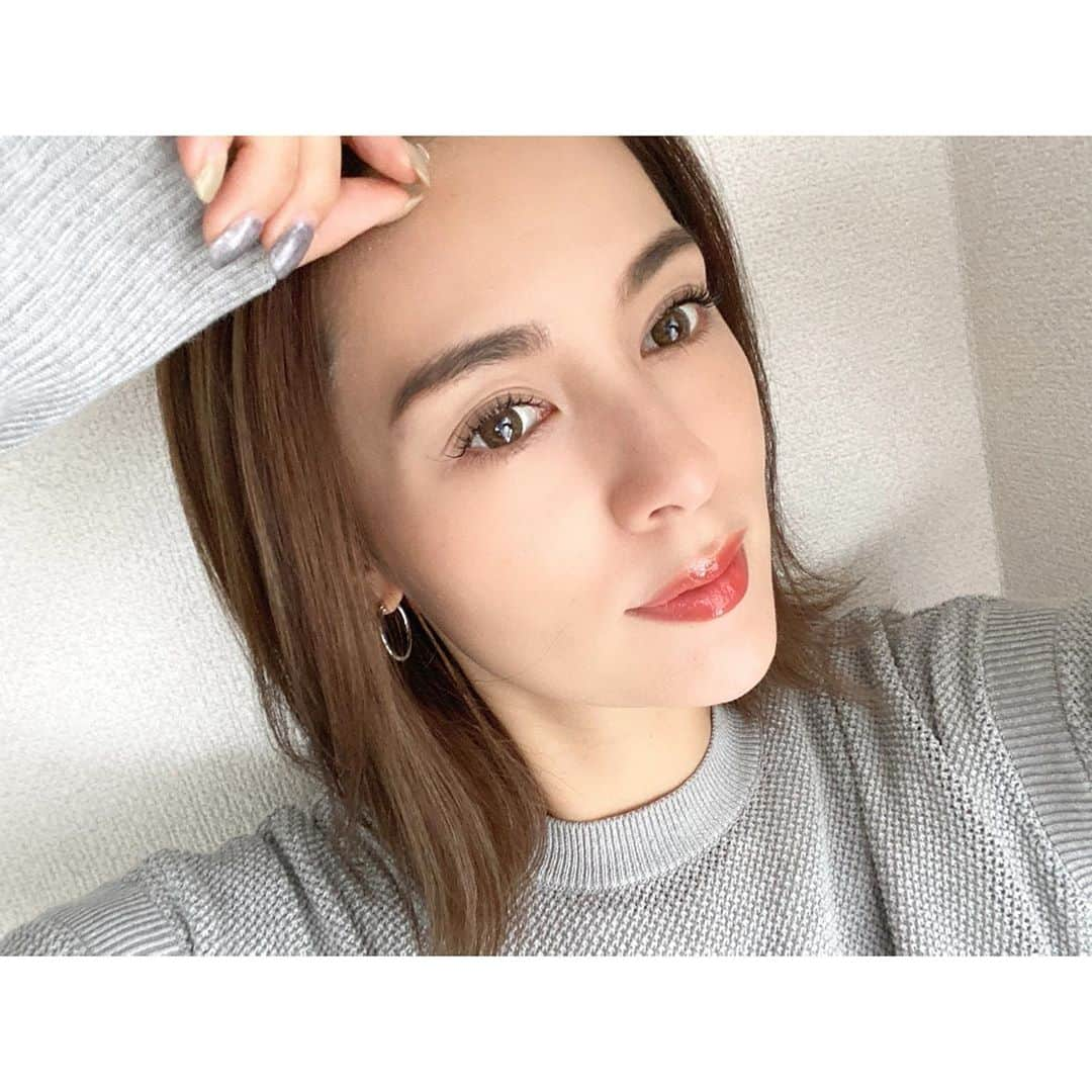 渡辺知夏子のインスタグラム：「秋はいつもとちょっと変えてみました🍂 ラベンダーグレージュ　でスモーキーなヘアカラーに✨ . まつ毛は、目尻にかけてグラデーションで長めに✨ . これはアイメイク無し👁✨ まつエク微妙に伸ばしたら全然良い感じになってます😆✨ まつ毛美容液で整えるだけで綺麗になるって嬉しい✨ . . . どんどんナチュラル化するなぁ🤔 🍃🌿🌳🌲🍁🍂🍃 なんで昔あんなにメイク濃かった時代だったんだろうか？ 😧 . . なんか最近、時代の変化をさらに実感します⏰ 今年はそう思う事が多いですね。。 もうすぐ年末。。 . 昔の自分は、 先の事ばかり考えて、 今は我慢してこれ頑張ろう、だからいつかは って自分の想いを押し殺した時期もあったけど、 予想外の事が起きたりする訳だし、あまり先ってどうなるか分からない。 だから、あんまり先の事考えなくなったよ。（笑） 未来への期待が大きく裏切られる様な事があると人って考え変わるね（笑） . . これってすごくポジティブな意味だと思っていて✨ 夢があっても無くても、今、一生懸命生きる✨ なんとなく生きてても 心と身体が元気で生きてれば幸運✨ 見て下さってるフォロワーの皆さんもとにかく健康で元気でいて頂きたいなと思います💕 . . #秋ヘアカラー  #イエベ秋 #パーソナルカラー #マツエク #マツエクデザイン  #時代が変わる」