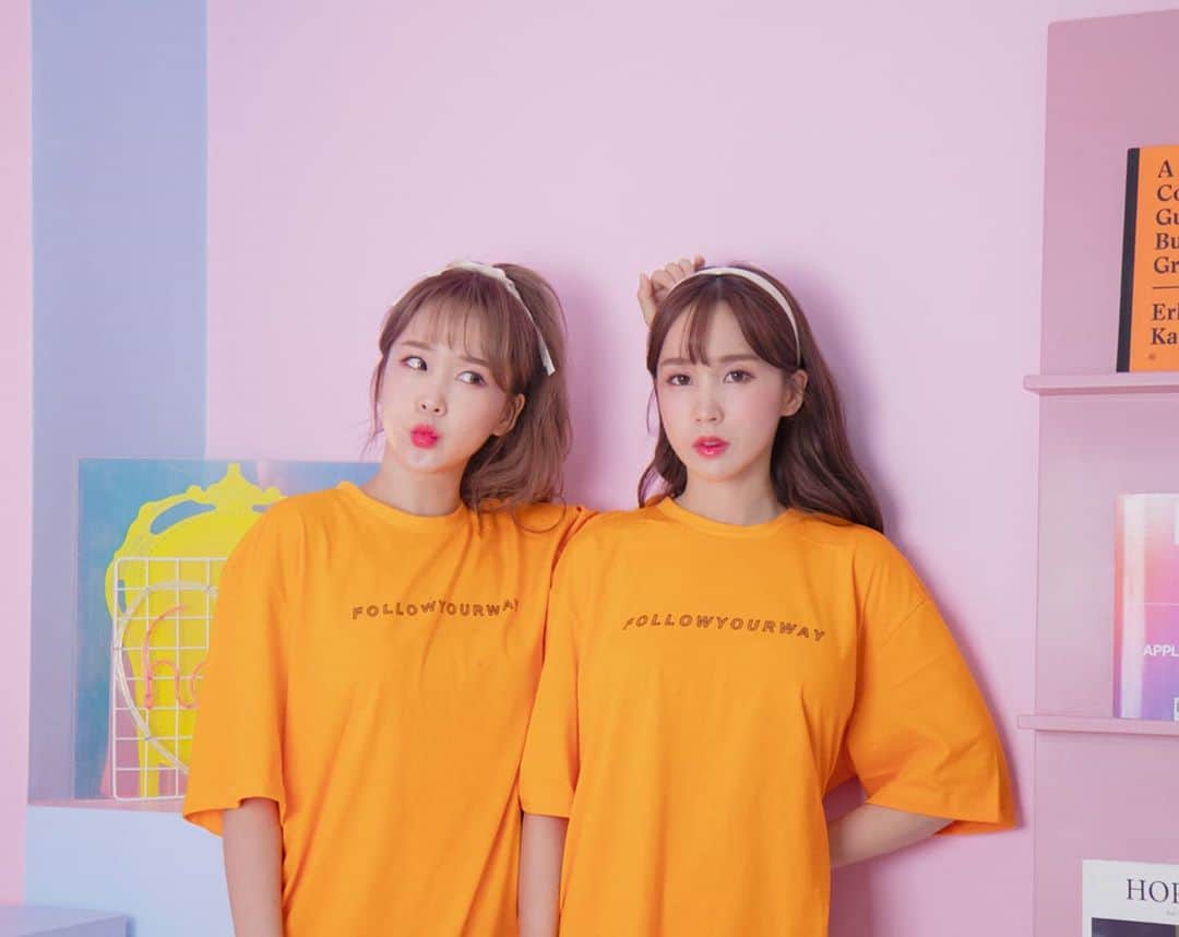 ウェイ のインスタグラム：「여러분 오늘밤 9시 Grip에서 저희가 초아웨이×에뛰드 제품 라이브 생방송을해요!! 완전 대박템 제품으로 직접골랐어요!!!! 에뛰드 제품 최대 50%할인이니 꼭오셔서 득템해가시고 같이 메이크업도 하고 수다수다도해용~🙈🙉🙊 #메이크업꿀팁대방출🌟  #인터넷최저가보다저렴 #솔직히안오면손해 #대박할인해달라고조름 #그립 #grip #에뛰드 #완전좋은거로만준비했어요💖   *들어오는방법👉 Grip 어플 다운로드 받으셔서 '크레용팝초아웨이' 검색 후 팔로우 해주세용💛💛」