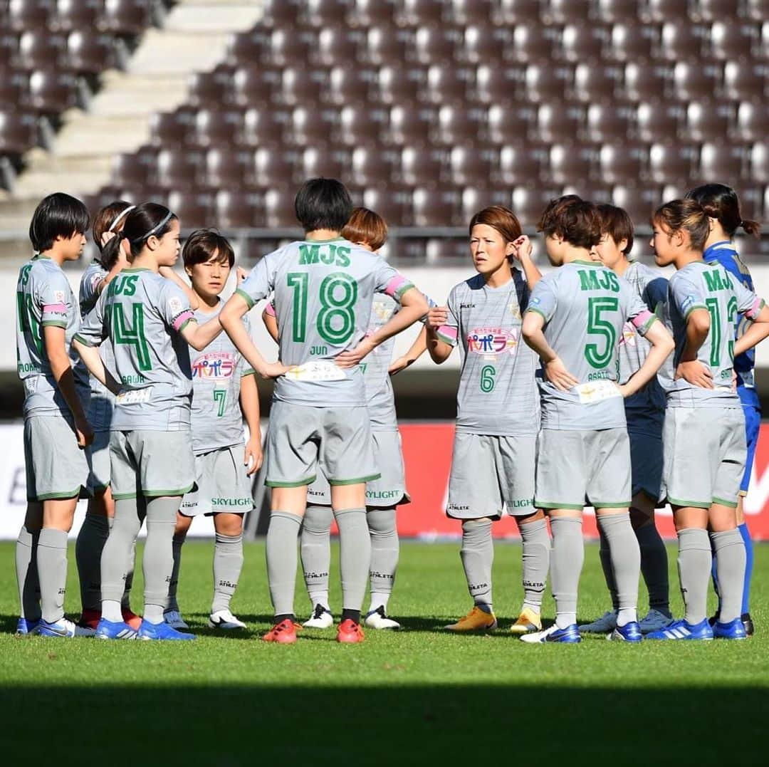 有吉佐織のインスタグラム：「vsジェフユナイテッド市原・千葉レディース 3-1で勝利⚽️ 1点目はゆいの大得意なロングシュート✨ 2点目はベレーザらしい中央突破からひなたのゴール✨ 3点目はやっとやっと決めてくれたおとのゴール✨ みんなほんとにナイス😚👍 応援ありがとうございました‼️ 次節はホームでセレッソとです⚽️ また今週も頑張ります💪💪💪  #なでしこリーグ #日テレ東京ヴェルディベレーザ」