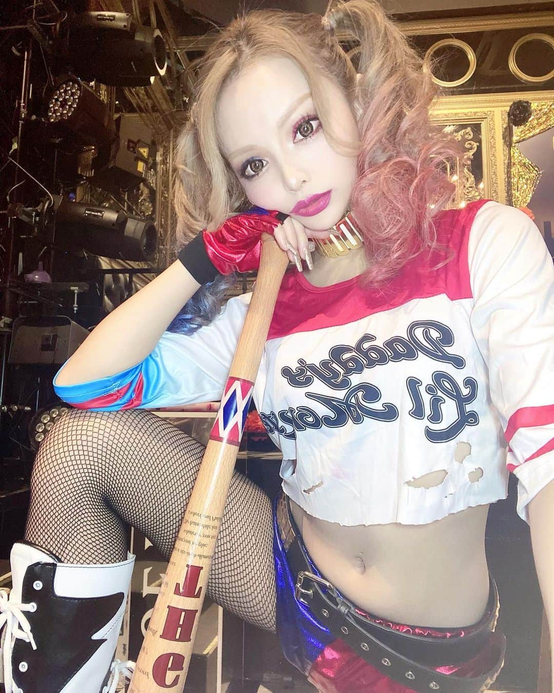 エリカのインスタグラム：「﻿🤡❤️💙🔫🧨 #ハーレイクイン #コスプレ #ハロウィンコスプレ #バーレスク東京 #六本木 #渋谷 #新宿 #歌舞伎町 #ギャル #ベビギャル #キャバ嬢 #ダンサー #水着 #水着ギャル #ビキニ #burlesque #dancer ﻿」