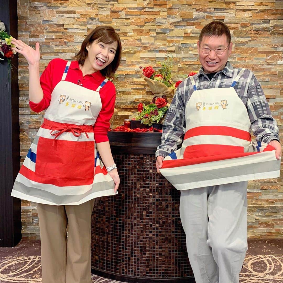 のインスタグラム：「おはよう輝き世代のプレゼントが新しくなりました！！ 大人気コーナー晃瓶キッチンにちなんで、かわいいセレマくまのエプロンですよー🐻 晃瓶さんも新妻感たっぷりに着こなしてらっしゃいます😘 （リボンは前までまわりませんでした💦） お便りお待ちしています♪ ☆ #KBS京都#おはよう輝き世代 日曜朝６時 月曜朝10時（再放送） #晃瓶キッチンはオリーブオイルではなくゴマ油を使います #かんたんレシピ#エプロン#新妻風 #セレマ#セレマクマ#料理男子」