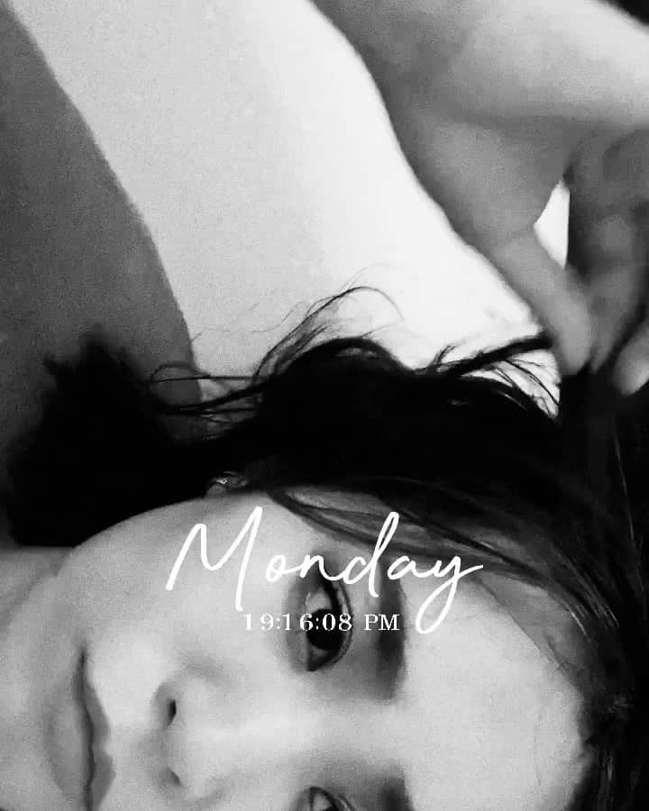 二宮愛のインスタグラム：「歌うことの喜びが 歌うまでの苦労に勝る  そういう人であり続けたいね。  ________________ マスカラって落とすの大変なのよねーーーーーーーーーー。  #マスカラ #mascara #monochrome #blackandwhite」