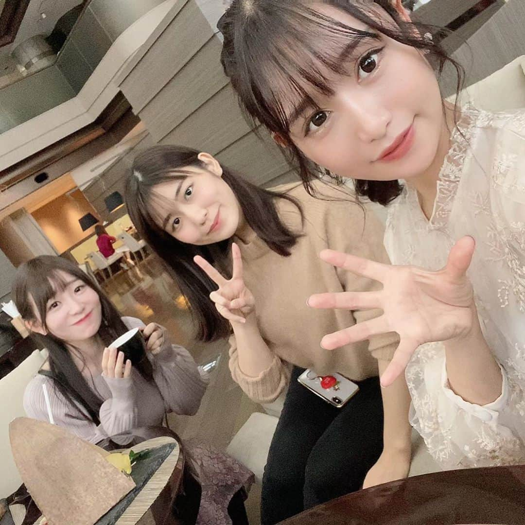 星奈あいさんのインスタグラム写真 - (星奈あいInstagram)「ナオちゃんととみたんとアフタヌーンティーいってきたよ〜❣️ 3人で遊ぶのは初めてだったけど みんな考え方が似ててすごく居心地よかった☺️ お仕事の話とかいろいろ話せたし とみたん(@tomitann.yui)はイメージそのままにほわほわしてて天然ちゃんで可愛かったあぁ🐰🌼 ナオちゃんはインスタやってないのでTwitterで見てください👶 4枚目の軽食きたときみんなで ちまき？ちまき？って言ってたし、全部食べ終わってお腹いっぱいだねーラーメンとかお肉食べたいねーとか言ってたので 今度は焼肉とお酒かな😂💓笑  #富田由衣#神宮寺ナオ#星奈あい#マリオットホテル#品川#アフタヌーンティー#女子会#お茶会#ほぼ#同期#私服#秋服コーデ #私服コーデ#日常生活#攝影日記#人像攝影#攝影師#拍照#人像摄影#攝影日常#좋아요#소통그램#패션화보」11月2日 19時25分 - hoshina_r18