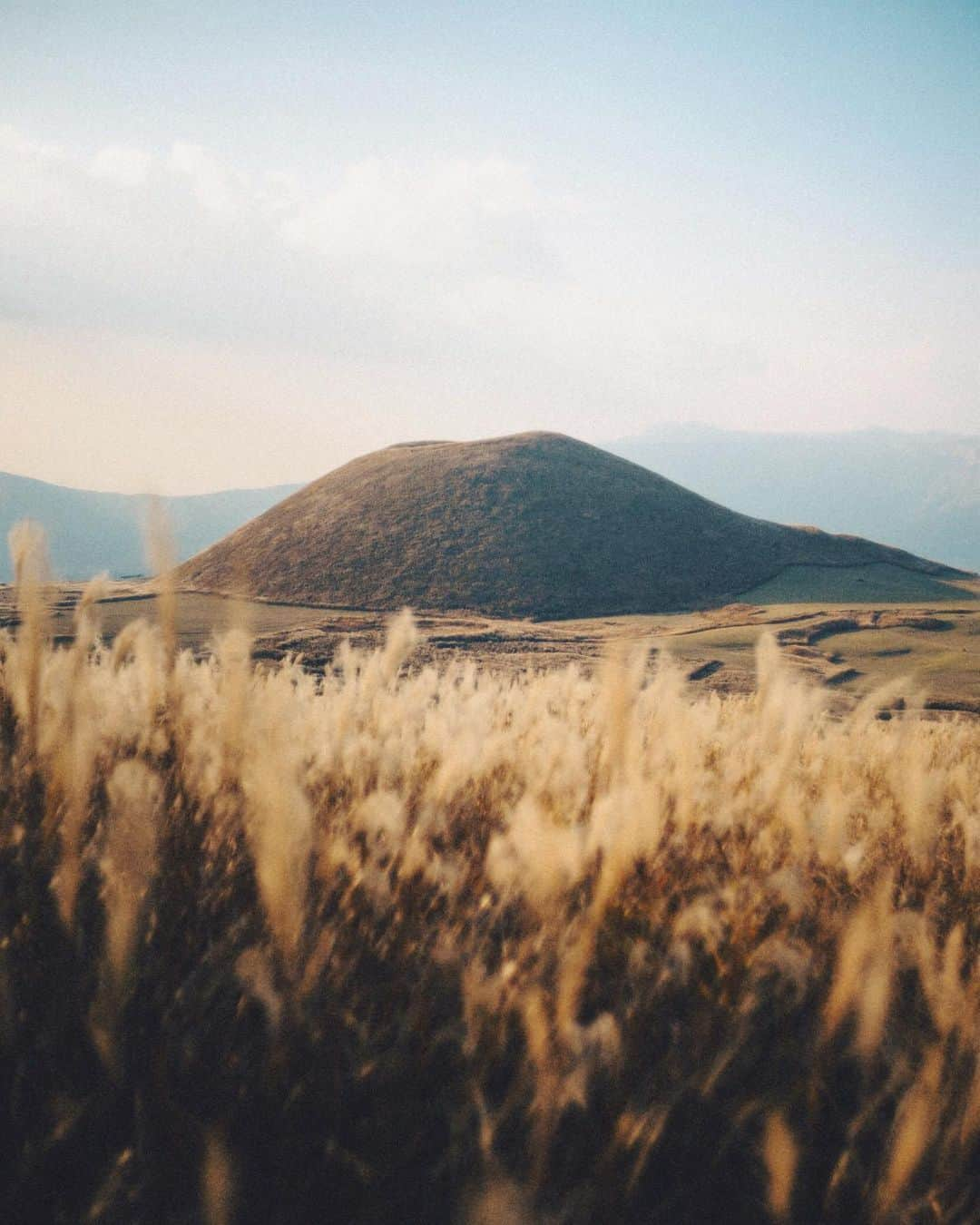 GENTAさんのインスタグラム写真 - (GENTAInstagram)「🌾 Autumn in Aso, why does it seem so inviting? 阿蘇の秋は美しい。 #九州応援旅2020 #nokton」11月2日 19時17分 - gnta