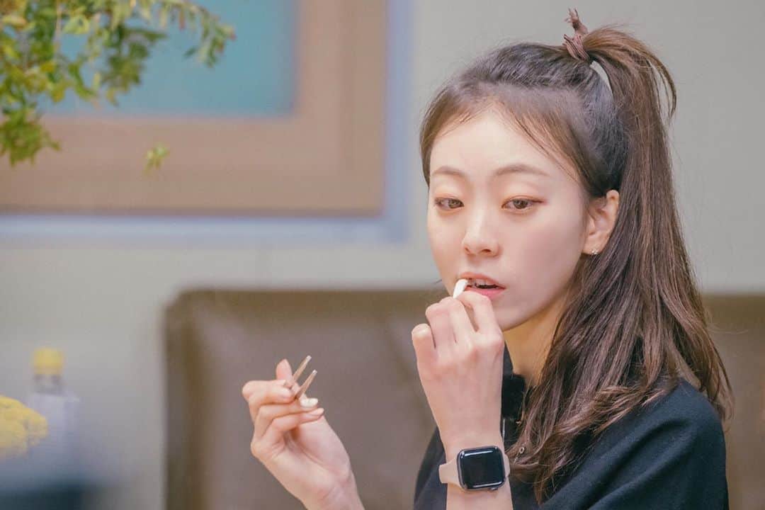 郭珉整のインスタグラム：「너무 맛있는 ㅋㅋ  제가 뭘 먹고있을까요??  (내일방송으로확인하세여)ㅎㅎ」