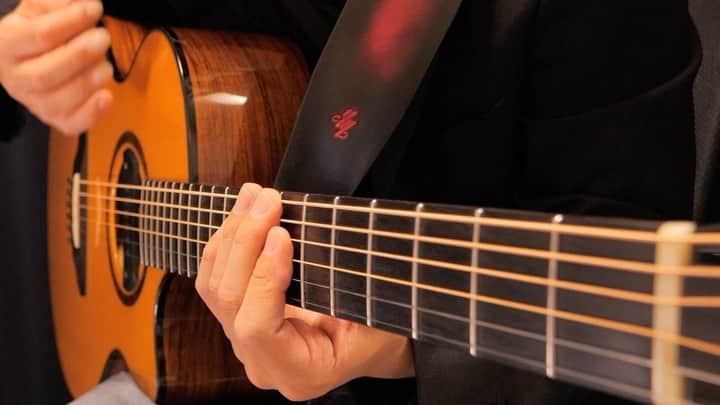 松井祐貴のインスタグラム：「夕空の影 -Original song-﻿ From 4th Album『You Made My Day』﻿ TAB→https://www.mymusicsheet.com/YMusicOffice﻿ YouTube→https://www.youtube.com/c/YukiMatsuiOfficial﻿ ﻿ ♪﻿ ♪﻿ ♪﻿ ﻿ #yukimatsui #松井祐貴 #fingerstyle #fingerstyleguitar #fingerpicking #acoustic #acousticguitar #pickariff @pickariff #guitarsdaily @guitarsdaily #guitarstagram @guitarstagram #solosection #guitarsarebetter @guitarsarebetter #talentedmusicians #lickwars @lickwars #riffwars  @riffwars #riffwarsacoustic #pickupmusic #acousticartists #musicians #guitarplayer #instaguitar #Daddario #DaddarioStrings #schenkguitars #schenk」