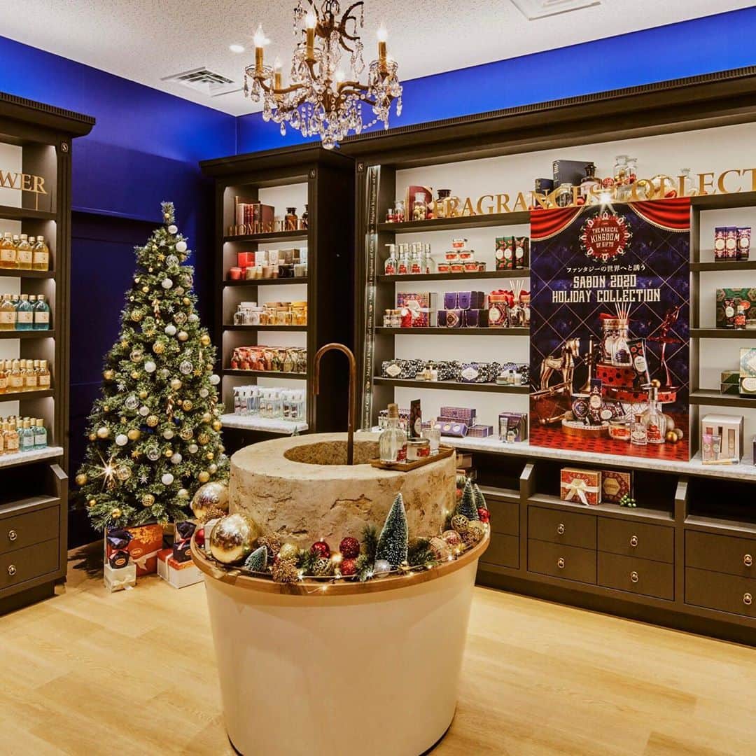 SABON Japanさんのインスタグラム写真 - (SABON JapanInstagram)「【期間限定🎄Holiday Collection VRショップオープン】﻿ 世界中の人々を魅了し続けてやまない物語『くるみ割り人形』からインスパイアされた今年のホリデーコレクション。﻿ 公式オンラインストアでは、ホリデーコレクションの世界観が詰まったVRショップをオープン！﻿ まるでお店に訪れたかのように店内を回遊でき、24時間ショッピングを楽しめます。﻿ アイテムをタップすると"Unboxing ムービー"(ギフトボックス開封動画)も。﻿ 心躍る体験をぜひお楽しみください。﻿ ﻿ ※VRショップ詳細は、﻿ プロフィール欄ハイライト「VRショップ」よりご覧いただけます。﻿ ﻿ ﻿ #SABONのVRショップ #SABON_Unboxing ﻿ ﻿ #sabon #SABONギフト#SABONホリデーコレクション #数量限定 #christmascoffret #christmascollection #holidaycollection #christmas #limited #holiday #holidays #サボン #ボディケア #シュガープラム #ホリデーコレクション #くるみ割り人形 #ギフト　#香り #ご褒美 #プレゼント #クリスマスプレゼント #プレゼント #クリスマス #クリスマスコフレ #クリスマスコフレ2020#シュガープラム#シュガープラムの香り」11月2日 19時20分 - sabon_japan