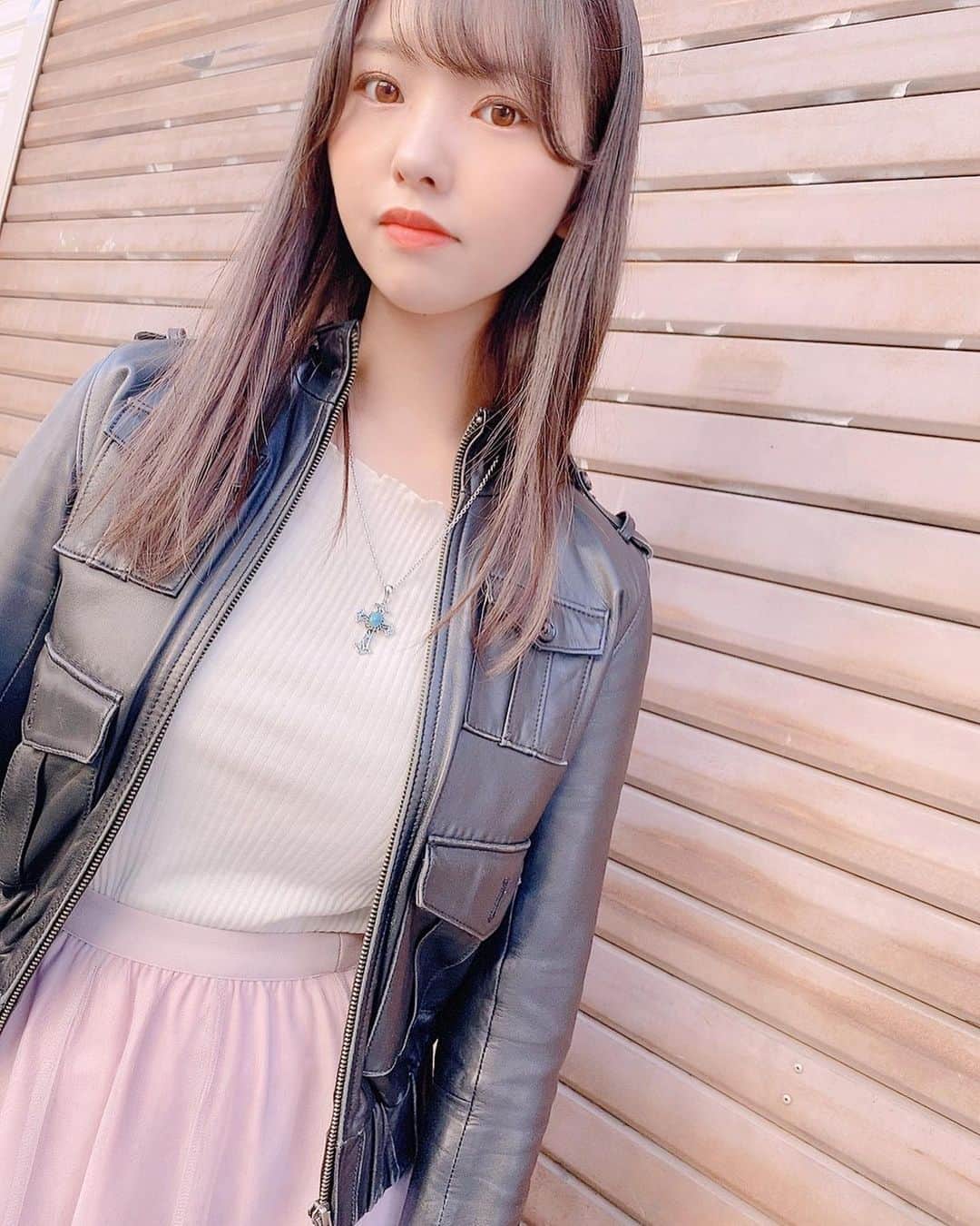 本郷柚巴のインスタグラム：「ラムの革ジャンshort🖤 ダメージ少しあるけど良い擦れ方5000円位買えた💓  着心地がたまらん 少し秋が戻って来てくれて嬉しいよ😃 ・ ・ ・ #古着 #古着女子」