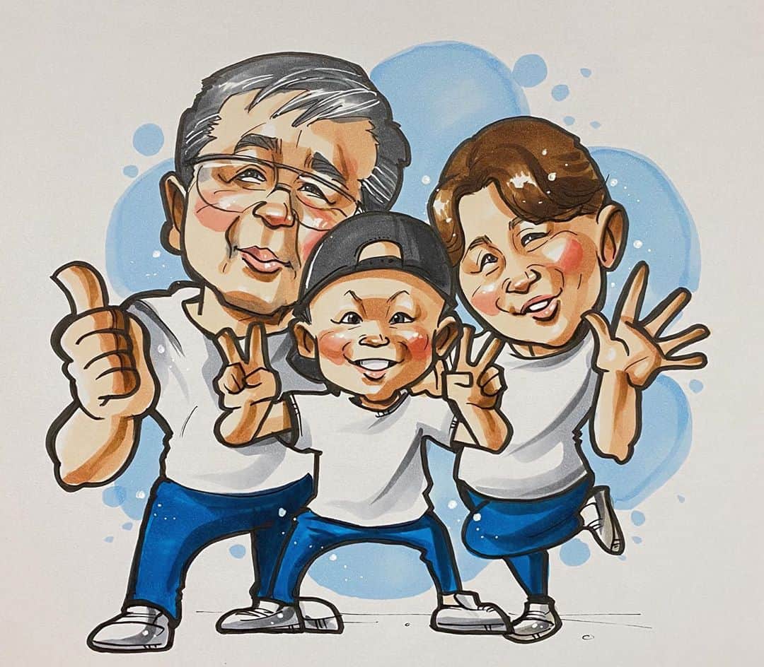 似顔絵★𝗚𝗢𝗥𝗜𝗞𝗜𝗡𝗚のインスタグラム：「. . . 先日の一枚目❤️ . . 二枚のご依頼でした😘❤️  こちらは、ご両親へのプレゼント💕 お孫さんと一緒に♫⭐️✨  . . .  ❌❌現在は、予約受付終了してます❌❌ 。 . . .  2020年度ご予約のお客✨ 現在110番までの方へ案内中です🌟✨💕 DMの確認いただきgmailへ返信宜しくお願い致します🙇‍♀️🌟✨✨ . . . .  次回の予約応募は、2020年のご予約分を書き終える予定の 来年春から夏頃の、、、予定です。 ※あくまでも予定なので前後します🙇‍♀️ . . . .  オーダー再開の際には 人数制限あるため必ず予約ができるわけではございません。 そのことも踏まえた上で 次回ご検討いただけると嬉しいです(^^) . . また、結婚式の使用を考えてくださる方も多いです✨  前々からお伝えしていますが、 基本的に予約順に対応しているため、 近々の納期を希望される方は、 対応できないこともあるので、 あらかじめご了承ください💦 . . . . . ※今回予約が取れた方へ※ . .  写真がまだ用意できてない、入金が遅れそうなど、状況により、順番が前後することもございます‼️ あらかじめご了承ください。 。 . . . また、芸能人、キャラクターのオーダー、パロディ風オーダーはお断りしています。  芸能人については、ご本人様に直接プレゼントなどはOKです。 . . . . . . 💰料金表は過去投稿記事みてね❤💰 . . . . . ➡️ハッシュタグ⇨ goriking117料金表2019⬅️ . . ✨✨✨✨✨✨✨✨✨✨✨✨✨✨✨✨ @by.goriking のアカウントでは、 過去書かせて頂いたお客様方からの、 似顔絵のその後のお写真をいただき、 投稿しております^ - ^❤️❤️ 玄関に飾ってある似顔絵、 渡した瞬間のお写真、 ご本人とのお写真などなど💕 いろんな場面でのお写真お待ちしております^ - ^✨⭐️ . . . .  #似顔絵#pencildrawing#drawing#pencil#illust#painting#art#artwork#絵描きさんと繋がりたい#似顔絵師#gorikingの似顔絵屋さん#仲良し家族#仲良し夫婦#プレゼント#ありがとう#感謝#両親#🎁#孫#おじいちゃん#おばあちゃん#present#comicart#anime#animeart#comicartist#animejapan」