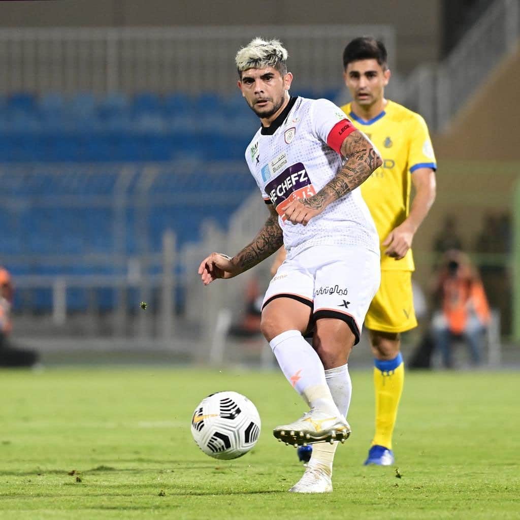 エベル・バネガのインスタグラム：「3 puntos importantes ⬜️🟧⬛️  @alshababsaudifc  Yalla shabab ⚽️🙏」