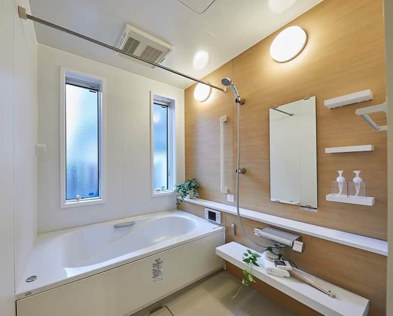 アイフルホーム【公式】さんのインスタグラム写真 - (アイフルホーム【公式】Instagram)「→スワイプ→﻿ ﻿ ﻿ 💫清潔感がただよう脱衣所＆お風呂場💫　﻿ ﻿ ﻿ 　🌈 more photo 👉 @eyefulhome.lixiljuken﻿ ﻿ ﻿ 📌室内干しができるので雨天の日も洗濯OK♪﻿ ﻿ ホワイトを基調にした清潔感あふれるスペース。﻿ お風呂の壁にナチュラルカラーの壁紙が、﻿ 優しいアクセントになっています。﻿ 洗った洗濯物をその場で干せるので時短家事にも！﻿ ﻿ ------------------------------------------------﻿ ﻿ ▼△　アイフルホームで建てた方の　△▼﻿ ▼△　　お家をのぞいてみよう！　　△▼﻿ ﻿ 公式 HPでお客様の家と声を公開中🌎﻿ プロフィールページのURLよりどうぞ💁‍♀️﻿ ﻿ ------------------------------------------------﻿ ﻿ #アイフルホーム #キッズデザイン #こどもにやさしいはみんなにやさしい #自由設計 #シンプルライフ #simplelife #子育てインテリア #働くママの味方 #アイフルホーム公式 #今大切にしたい暮らし方﻿ #マイホーム #新築 #暮らしを楽しむ #マイホーム計画 #新築一戸建て #マイホーム記録 #おうちを楽しむ #ナチュラルインテリア #脱衣所インテリア #時短家事 #おしゃれな家 #夢のマイホーム #家スタグラム #家づくり #ランドリー #土間収納 #室内干し #洗面所 #お風呂 #脱衣所」11月2日 19時23分 - eyefulhome_official