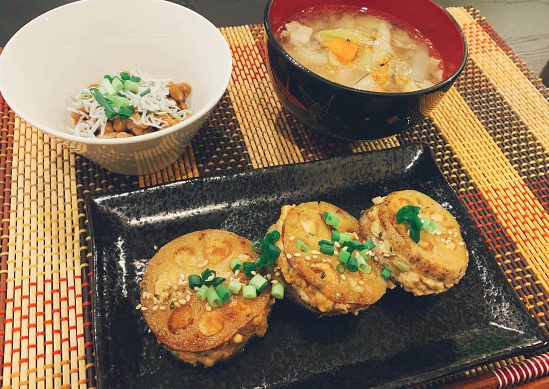 高原愛のインスタグラム：「おうち夜ご飯👩‍🍳🍽 夜に納豆を食べると身体に良いそうなので しらす納豆、豚汁、 鶏ひき肉de蓮根のはさみ焼き✨ ごちそうさまでした😋  #おうちごはん#おうちご飯#和食#納豆#味噌汁#豚汁#発酵食品#蓮根#根菜レシピ#鶏ひき肉#鶏胸肉#鶏胸肉レシピ#低脂質#高タンパク#腸内フローラ#滋養ごはん#自炊#ごちそうさまでした#❤️」