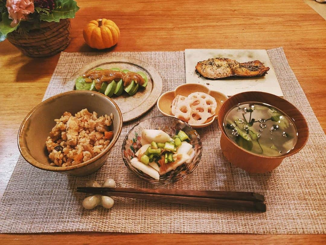 保坂玲奈さんのインスタグラム写真 - (保坂玲奈Instagram)「最近の晩御飯🍙  常備菜を1人だとなかなか使い切れず 似たようなものばかりだけど 一汁三菜､PFCバランス､塩分､ タンパク質､炭水化物の質､ 食材の質に気を使いながら作ってます︎☺︎  #調理はいたって雑  #ひとりごはん#豊かな暮らし#丁寧な暮らし#一汁三菜#食べることは生きること」11月2日 19時26分 - __renao_0707