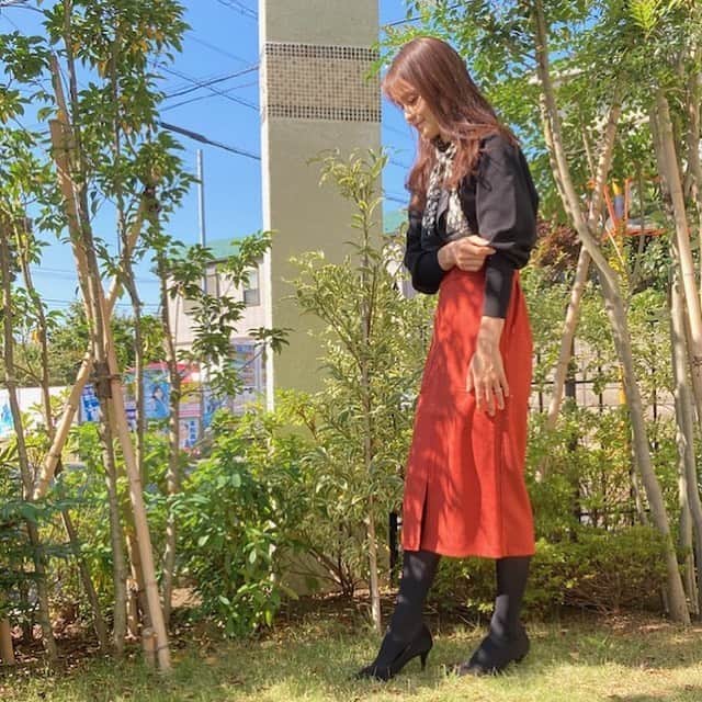 EDIST. CLOSET さんのインスタグラム写真 - (EDIST. CLOSET Instagram)「✏︎today's blog✏︎﻿ ﻿ ﻿ ブログ新メンバー登場❣️❣️﻿ ﻿ 40代OLママさんのkaoriさん H163﻿ ﻿ 人気アイテム #スウェードライクタイトスカート　をON⇄OFFで着まわし💕﻿ ﻿ ﻿ tops #GU﻿ scarf #Dior﻿ skirt：#EDISTCLOSET﻿ Sサイズ﻿ shose #楽天﻿ ﻿ ﻿ ﻿ ﻿ ﻿ ✏︎BLOG✏︎﻿ profile欄またはストーリーズからリンク☺︎﻿ ﻿ https://ameblo.jp/edist-closet/entry-12635064928.html ﻿ ﻿ ﻿ #kaoriさんコーデ　#163cm﻿ __________________________________﻿ ﻿ 🛒WEB STORE🛒﻿ https://closet.edist.jp/store ﻿ はじめてのお買い物で使える﻿ ¥1000オフクーポン﻿ 【STORE1】﻿ ※5000円以上のお買い物でご使用いただけます。﻿ ____________________________________﻿ ﻿ 初月無料キャンペーン📣﻿ ご好評につき11/30まで延長‼️﻿ ﻿ ✅初月利用料が¥0﻿ ✅お友達紹介と併用可能！ ﻿ お友達コード入力で1,000円分のポイント🎁　ストアでのお買い物や月額費として使えます！﻿ #エディクロお友達紹介  で検索﻿ ✅再入会の方も対象﻿ ※トライアルプランでのご入会は対象外となります﻿ ﻿ https://closet.edist.jp/campaign/2009_free ﻿ ﻿ ﻿ ﻿ __________________________________﻿ ﻿ #edistcloset #エディストクローゼット﻿ 　#初月無料」11月2日 19時28分 - edist.closet