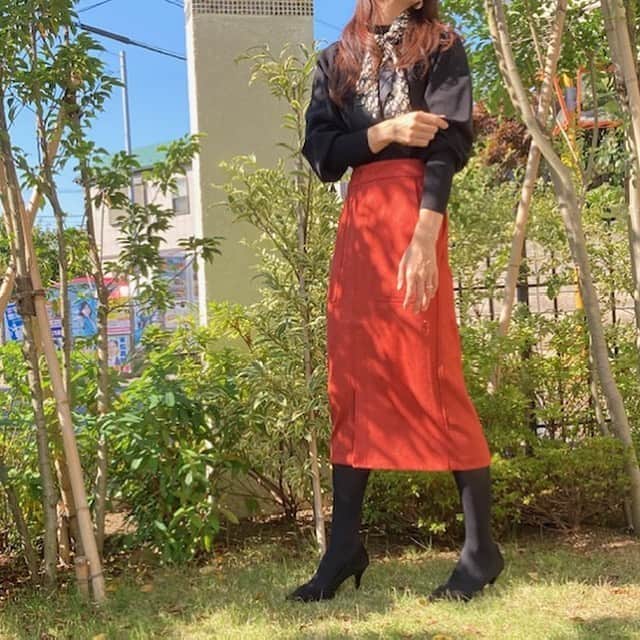 EDIST. CLOSET さんのインスタグラム写真 - (EDIST. CLOSET Instagram)「✏︎today's blog✏︎﻿ ﻿ ﻿ ブログ新メンバー登場❣️❣️﻿ ﻿ 40代OLママさんのkaoriさん H163﻿ ﻿ 人気アイテム #スウェードライクタイトスカート　をON⇄OFFで着まわし💕﻿ ﻿ ﻿ tops #GU﻿ scarf #Dior﻿ skirt：#EDISTCLOSET﻿ Sサイズ﻿ shose #楽天﻿ ﻿ ﻿ ﻿ ﻿ ﻿ ✏︎BLOG✏︎﻿ profile欄またはストーリーズからリンク☺︎﻿ ﻿ https://ameblo.jp/edist-closet/entry-12635064928.html ﻿ ﻿ ﻿ #kaoriさんコーデ　#163cm﻿ __________________________________﻿ ﻿ 🛒WEB STORE🛒﻿ https://closet.edist.jp/store ﻿ はじめてのお買い物で使える﻿ ¥1000オフクーポン﻿ 【STORE1】﻿ ※5000円以上のお買い物でご使用いただけます。﻿ ____________________________________﻿ ﻿ 初月無料キャンペーン📣﻿ ご好評につき11/30まで延長‼️﻿ ﻿ ✅初月利用料が¥0﻿ ✅お友達紹介と併用可能！ ﻿ お友達コード入力で1,000円分のポイント🎁　ストアでのお買い物や月額費として使えます！﻿ #エディクロお友達紹介  で検索﻿ ✅再入会の方も対象﻿ ※トライアルプランでのご入会は対象外となります﻿ ﻿ https://closet.edist.jp/campaign/2009_free ﻿ ﻿ ﻿ ﻿ __________________________________﻿ ﻿ #edistcloset #エディストクローゼット﻿ 　#初月無料」11月2日 19時28分 - edist.closet