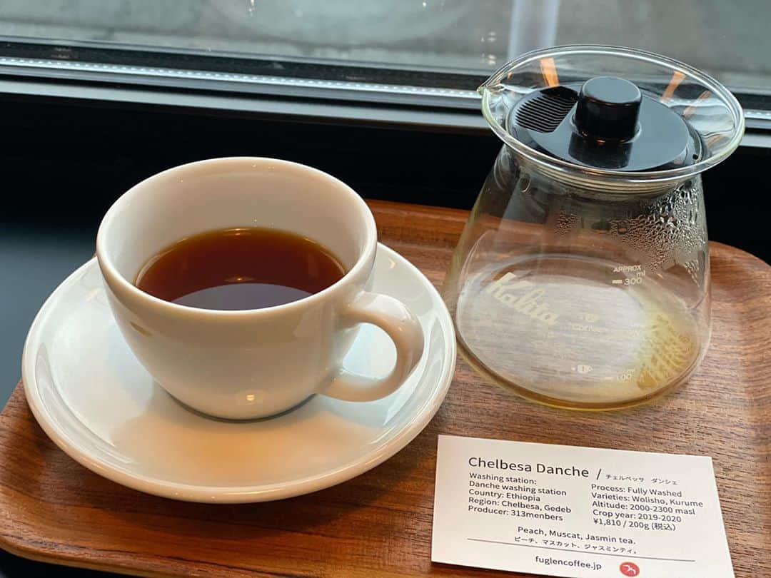 HeyCoffeeさんのインスタグラム写真 - (HeyCoffeeInstagram)「. 明日祝日も8:30-18:00OPENです . こんばんわ、店主ゆかです。 本日は定休日でしたー。 明日祝日火曜日もオープンです！ . 今日は登戸まで FUGLENのケンジさん @kenji_kojima_ に会いに行ってました。 今度の北赤羽の店舗用グラインダーをちょっと見せて頂きに。うふふ。 . 日本に帰ってきてもうすぐで７年になりますが、この７年でコーヒーギアってほんとに進化し続けてるなぁ、とつくづく感じました。 . ゆったりとした気持ちで美味しいコーヒー飲んで、 昨年一緒にノルウェーまで行っていたデザイナーの友人 @wakifuku と過去の思い出やら出来事や未来を話してすごくリラックスした気分になりました。 . お休みの日に仕事をする場面が今特に多い中で、やはりコーヒー飲んで癒されるって大事だなーと感じました。すごーくリフレッシュ。 . みなさんにもこういう気持ちになっていただけるものを私たちは提供していきたいですね。 がんばりますっ！ . そんなわけで明日もHeyCoffee元気にオープンしますよー、少し寒いみたいなのでおそらくまったりお過ごしいただける予報となっております。 . 明日はだいちゃんとみなさんをおまちしてます🙇🏻‍♀️ .」11月2日 19時28分 - heycoffee.jp