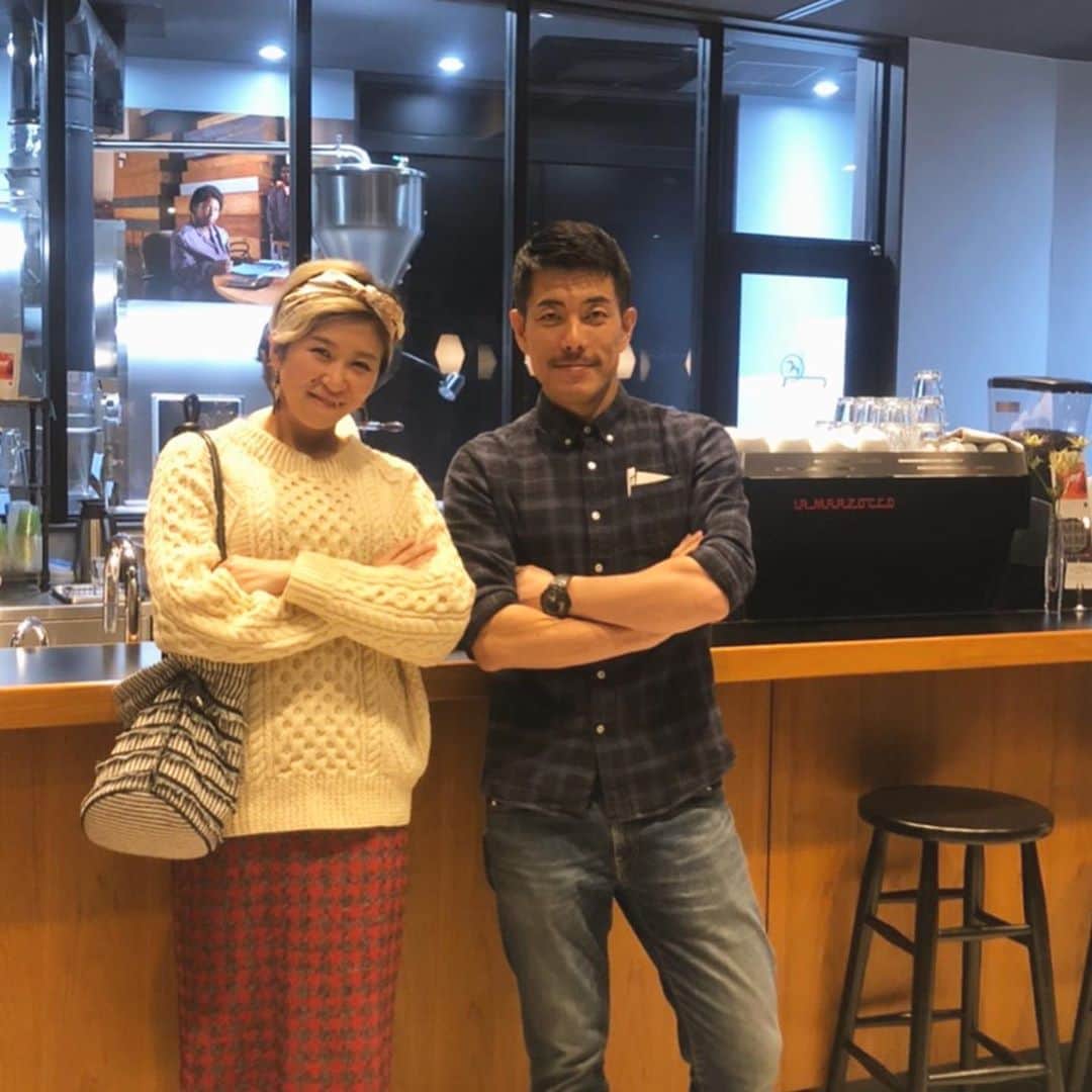 HeyCoffeeさんのインスタグラム写真 - (HeyCoffeeInstagram)「. 明日祝日も8:30-18:00OPENです . こんばんわ、店主ゆかです。 本日は定休日でしたー。 明日祝日火曜日もオープンです！ . 今日は登戸まで FUGLENのケンジさん @kenji_kojima_ に会いに行ってました。 今度の北赤羽の店舗用グラインダーをちょっと見せて頂きに。うふふ。 . 日本に帰ってきてもうすぐで７年になりますが、この７年でコーヒーギアってほんとに進化し続けてるなぁ、とつくづく感じました。 . ゆったりとした気持ちで美味しいコーヒー飲んで、 昨年一緒にノルウェーまで行っていたデザイナーの友人 @wakifuku と過去の思い出やら出来事や未来を話してすごくリラックスした気分になりました。 . お休みの日に仕事をする場面が今特に多い中で、やはりコーヒー飲んで癒されるって大事だなーと感じました。すごーくリフレッシュ。 . みなさんにもこういう気持ちになっていただけるものを私たちは提供していきたいですね。 がんばりますっ！ . そんなわけで明日もHeyCoffee元気にオープンしますよー、少し寒いみたいなのでおそらくまったりお過ごしいただける予報となっております。 . 明日はだいちゃんとみなさんをおまちしてます🙇🏻‍♀️ .」11月2日 19時28分 - heycoffee.jp