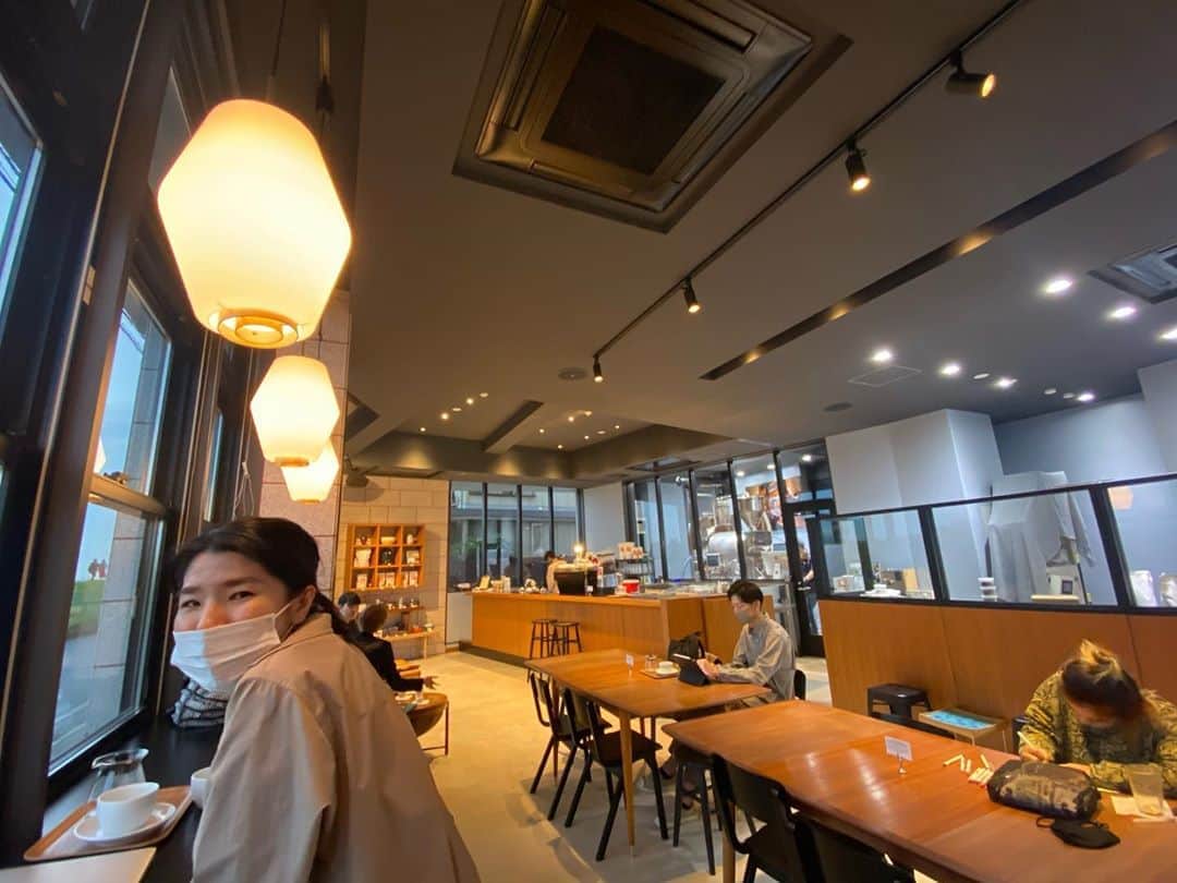 HeyCoffeeさんのインスタグラム写真 - (HeyCoffeeInstagram)「. 明日祝日も8:30-18:00OPENです . こんばんわ、店主ゆかです。 本日は定休日でしたー。 明日祝日火曜日もオープンです！ . 今日は登戸まで FUGLENのケンジさん @kenji_kojima_ に会いに行ってました。 今度の北赤羽の店舗用グラインダーをちょっと見せて頂きに。うふふ。 . 日本に帰ってきてもうすぐで７年になりますが、この７年でコーヒーギアってほんとに進化し続けてるなぁ、とつくづく感じました。 . ゆったりとした気持ちで美味しいコーヒー飲んで、 昨年一緒にノルウェーまで行っていたデザイナーの友人 @wakifuku と過去の思い出やら出来事や未来を話してすごくリラックスした気分になりました。 . お休みの日に仕事をする場面が今特に多い中で、やはりコーヒー飲んで癒されるって大事だなーと感じました。すごーくリフレッシュ。 . みなさんにもこういう気持ちになっていただけるものを私たちは提供していきたいですね。 がんばりますっ！ . そんなわけで明日もHeyCoffee元気にオープンしますよー、少し寒いみたいなのでおそらくまったりお過ごしいただける予報となっております。 . 明日はだいちゃんとみなさんをおまちしてます🙇🏻‍♀️ .」11月2日 19時28分 - heycoffee.jp