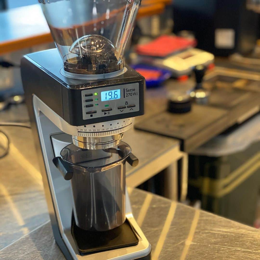 HeyCoffeeさんのインスタグラム写真 - (HeyCoffeeInstagram)「. 明日祝日も8:30-18:00OPENです . こんばんわ、店主ゆかです。 本日は定休日でしたー。 明日祝日火曜日もオープンです！ . 今日は登戸まで FUGLENのケンジさん @kenji_kojima_ に会いに行ってました。 今度の北赤羽の店舗用グラインダーをちょっと見せて頂きに。うふふ。 . 日本に帰ってきてもうすぐで７年になりますが、この７年でコーヒーギアってほんとに進化し続けてるなぁ、とつくづく感じました。 . ゆったりとした気持ちで美味しいコーヒー飲んで、 昨年一緒にノルウェーまで行っていたデザイナーの友人 @wakifuku と過去の思い出やら出来事や未来を話してすごくリラックスした気分になりました。 . お休みの日に仕事をする場面が今特に多い中で、やはりコーヒー飲んで癒されるって大事だなーと感じました。すごーくリフレッシュ。 . みなさんにもこういう気持ちになっていただけるものを私たちは提供していきたいですね。 がんばりますっ！ . そんなわけで明日もHeyCoffee元気にオープンしますよー、少し寒いみたいなのでおそらくまったりお過ごしいただける予報となっております。 . 明日はだいちゃんとみなさんをおまちしてます🙇🏻‍♀️ .」11月2日 19時28分 - heycoffee.jp