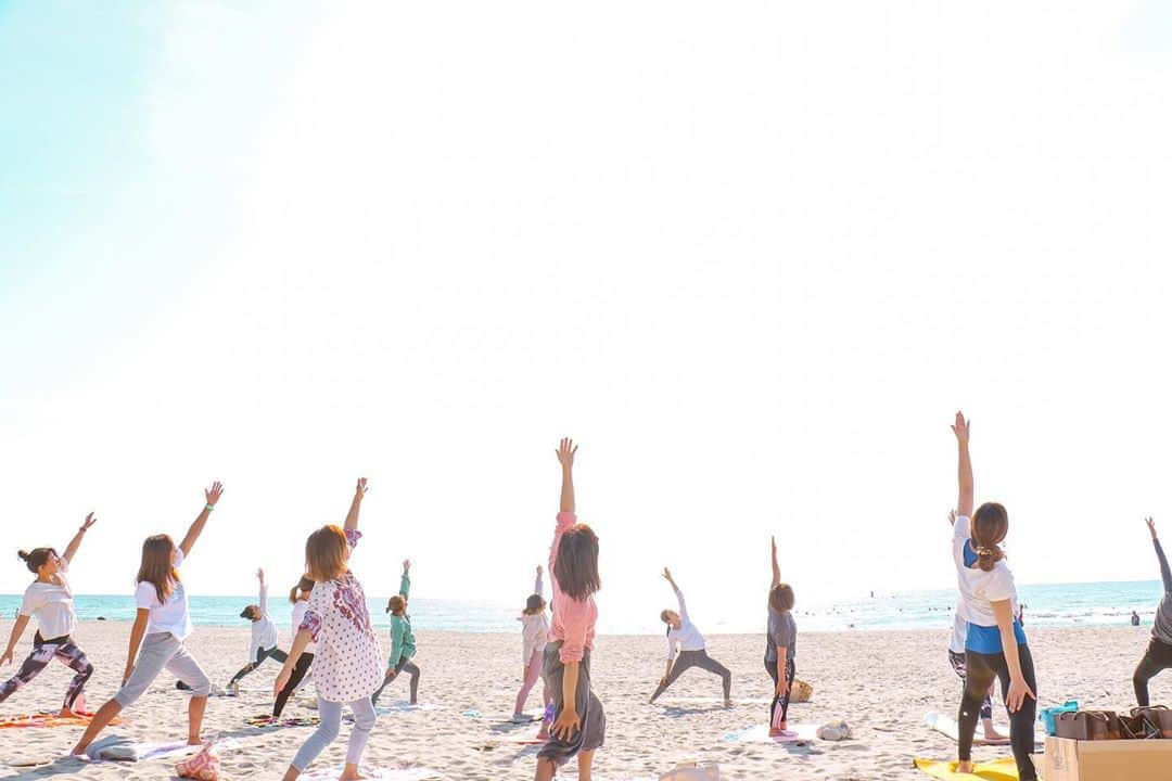 金子藍さんのインスタグラム写真 - (金子藍Instagram)「@saari0310 ちゃんのビーチヨガ🧘‍♀️ . サリちゃんの声に惚れ込んで私が一緒にやってほしいと声かけたのがキッカケ❤️ . yoga中に強風で砂が舞ったら嫌なのでどうか風吹かないでと願いながら海へ . 海は風もなく暖かくて気持ち良くyogaが出来る天気☀️ . みんなサリちゃんの声に魅了されてました❤️ .  #yogasurf #yogasurfcocojuice #ヨガサーフ #サーフィン #サーフイベント #愛知 #豊橋 #海 #ヘルシー #健康 #fitness #healthy #haneypresets」11月2日 19時30分 - aikaneko_surf