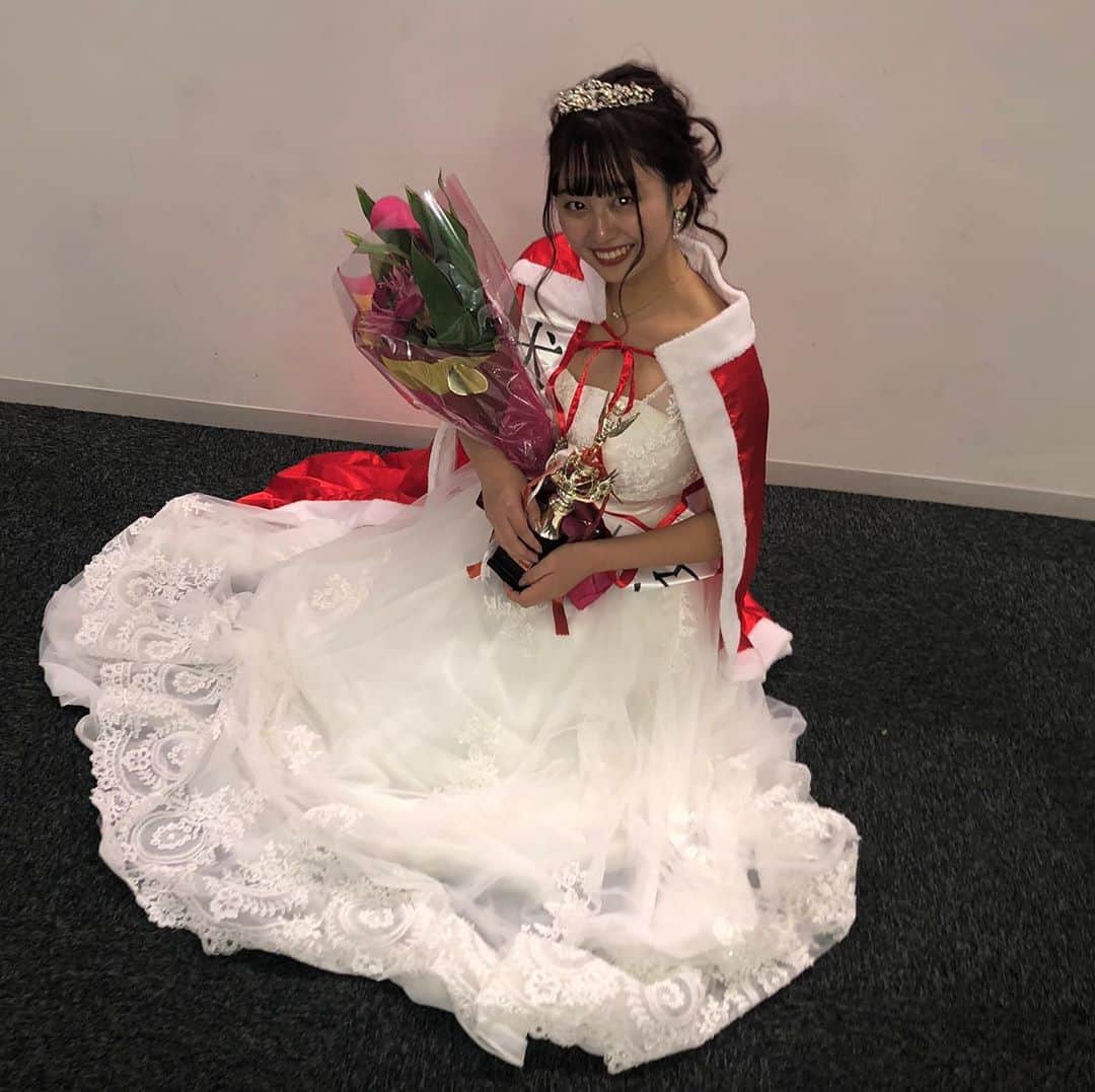 犬塚花菜子のインスタグラム：「今まで4ヶ月間応援してくださった皆さん、本当にありがとうございました！！！  応援してくださった皆さんのおかげで  💎ミス桜美林グランプリ 💎ミクチャ賞 💎mysta賞 💎リゼハロウィン賞  を受賞することが出来ました！ 四冠！めちゃくちゃ嬉しいです。  私一人では絶対にここまで来れていなかったので、皆さんへの感謝の気持ちでいっぱいです。初めての挑戦ばかりで戸惑うこともありましたが、何事も自分なりに精一杯頑張ることが出来ました。  家族、友達、ミスコンで出会ったファンの方々、最後まで全力で応援してくださってありがとうございました。どんな時でも私の味方でいてくれて、暖かいメッセージをくださって、本当に嬉しかったしミスコン期間中ずっとずっと私の心の支えでした。皆さんの応援に何度も励まされ、何があっても前を向くことが出来ました。一人一人が私にとって大切な存在です。  スタッフの皆さん 皆さんのおかげでこんなにもキラキラしたステージに立つことが出来ました。私たちの知らないところで沢山の時間を割いて全力でサポートしてくれて、辛い時には励ましてくださってありがとうございました。  そしてファイナリストのみんな！沢山思い出できたね。4ヶ月間過ごしたのがこの10人でよかったです。本当にありがとう！  こんなに貴重な経験をさせていただいて、沢山応援していただいて私は幸せ者です。今回のミスコンで夢への大きな一歩を踏み出すことが出来たので、また新たなステージへ進み、女優という夢を叶えられるようこれからも努力します。  ありがとうございました！！！    ミス桜美林コンテストNO.2 犬塚花菜子🐕🌻」