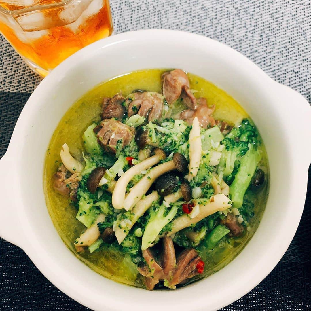 知念紗耶のインスタグラム：「今日はちょっと贅沢ディナー✨ ＊生ハムとチーズの盛り合わせ ＊砂肝のアヒージョ ＊豆乳スープ ＊バゲット レーズンバターとハーブのサラミも気になったから買ってみました🌿 かなりボリューミーで一瞬でお腹いっぱいになってしまいました😝満足‼︎🧀🍾」