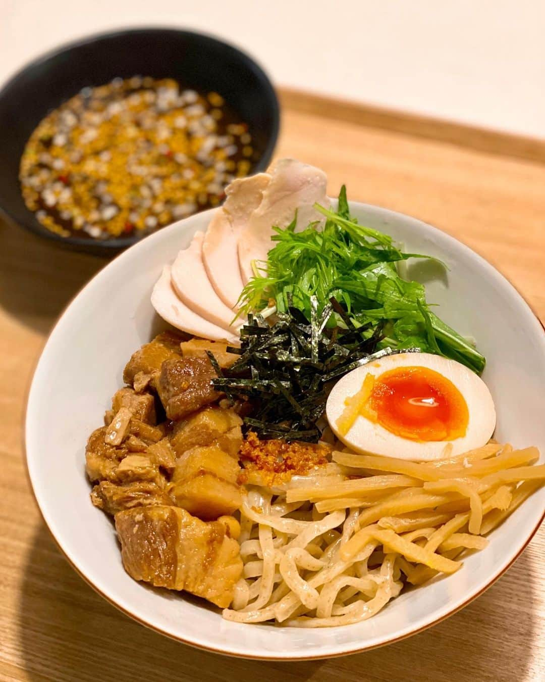 秋山具義さんのインスタグラム写真 - (秋山具義Instagram)「Uber Eats で『AFURI』の「柚子露 つけ麺」。﻿ 麺と具が美味しくて、デリバリーでこれはかなりの名作♡﻿ つけ汁はもう少し甘さ控えめだと良いんだけど。﻿ ﻿ #AFURI #具義ラーメン2020 #具義デリバリー2020」11月2日 19時39分 - gugitter