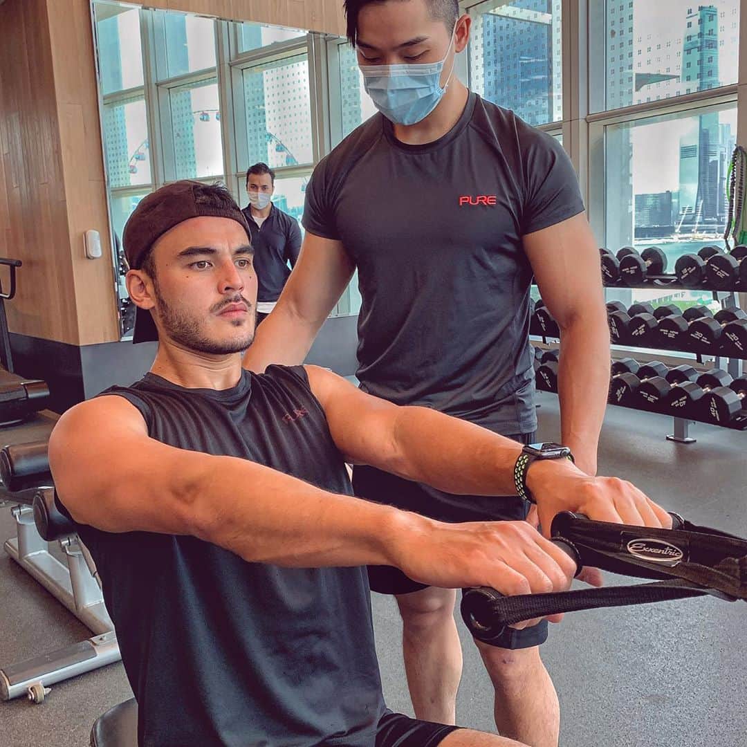 Kam Wai Suenのインスタグラム：「Finally back on track after injuring myself almost 4 months ago. Still working on my rehab and nothing better than having the advices from my trainer @hermesl from @purefitnessofficial and personalized exercises which help me getting closer to my recovery without injuring myself again. And ending my training with a refreshing Mango Protein Builder at @noodfoodofficial further provides the nutrients I need to become a stronger me.   Stay tune for my rehab journey with Power Pack in the coming weeks.   #PUREFitness #noodfood #360Wellness #DeepHealth #PowerPack #TurnLifeON」