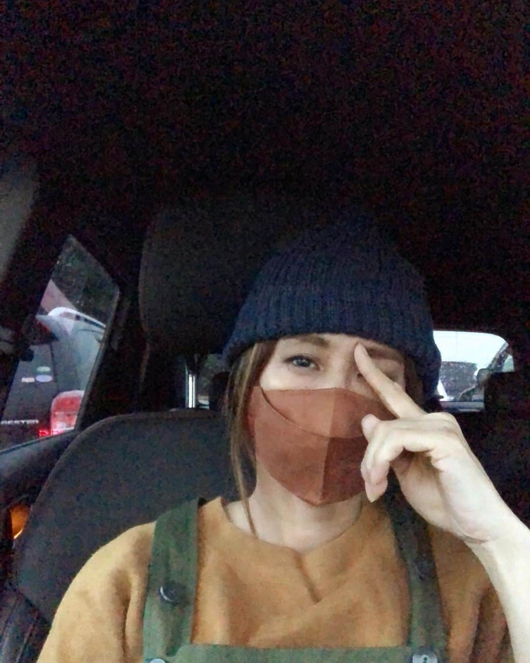のインスタグラム：「リハビリDay  骨折は先生にも褒められるくらいの回復力だったけどやっぱりリハビリは必要で週1で通っている リハビリを担当してくれてるのが王子様のような好青年で綺麗な瞳に度々吸い込まれそうになって困るんだな笑 そしてリハビリ終了後に彼くらいの息子がいてもおかしくないという現実を背負いながら帰るという.....笑  しかし一時はどうなることかと思ったけど10月終わりくらいから全てのことが一気にラストスパートって感じですごく楽しみです！  お店は結局場所を借りてから1年がかりになってしまったけど今月中旬オープンに向けて最終調整中 アポイント制も取り入れてみようかななんて考えているのでまた決まり次第告知させていただきます  #swellvtg #リハビリ」