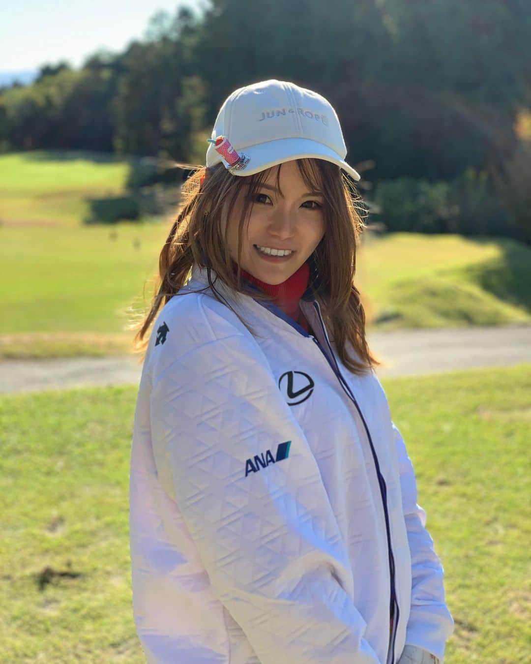 あやごるふのインスタグラム：「なんとなんと…﻿ ﻿ ANAさんとレクサスさんから﻿ スポンサー契約を頂いちゃいました…😳😳💖💖💖💖💖💖﻿ ﻿ ﻿ ﻿ ﻿ ﻿ なんつって。﻿ ﻿ なわけ。﻿ ﻿ ﻿ @smilegolf2018 さんプレゼン﻿ 第1回スペシャルコンペでの私の組の方が着ていて﻿ 貸してもらったブルゾンだよ〜🤣👏✨﻿ ﻿ 二子玉にあるレクサスの店舗で売っているらしい✨﻿ ﻿ ﻿ 気分はプロゴルファー😏﻿ ﻿ ﻿ ﻿ ﻿ ﻿ #golfnetwork #golf #golfswing #golfwang #reginagolf  #golfgirls #instagolf #golfstagram #ゴルフ #ゴルフ女子 #ゴルファー #ゴルフ好き #ゴルフ練習 #ゴルフコーデ #골프 #ゴルフスイング #ゴルフ大好き #ゴルフ好きな人と繋がりたい #クリスマス #golflife #golfgirl #ゴルフイベント #골프 #골프웨어 #골프스타그램 #해외여행 #예쁘다 #クリスマスコーデ #お正月 #ラウンドイベント」