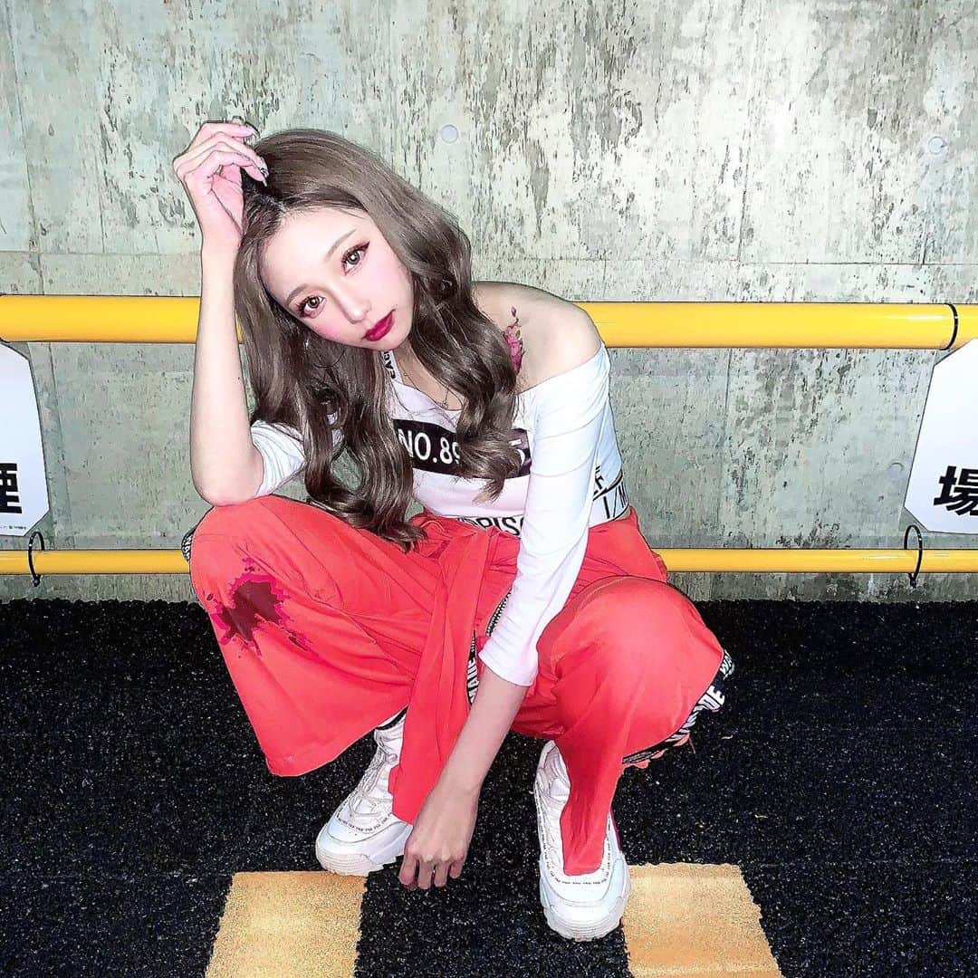 のインスタグラム：「ピン写❤️ かわいいコスもいいけど こーゆーのも好き💋 前髪は自由自在🤘 ちなさっきスマホが足に落ちて薬指が死ぬほど痛い(→o←)ゞ #女囚 #囚人服 #囚人 #囚人コスプレ #おそろコーデ #オソロコーデ #シミラールック #オレンジイズニューブラック  #プリズンブレイク #プリズナーガール  #ハロウィンコスプレ #ハロウィン仮装 #ハロウィンメイク #ハロウィンパーティー  #ハロパ #halloweencostume」