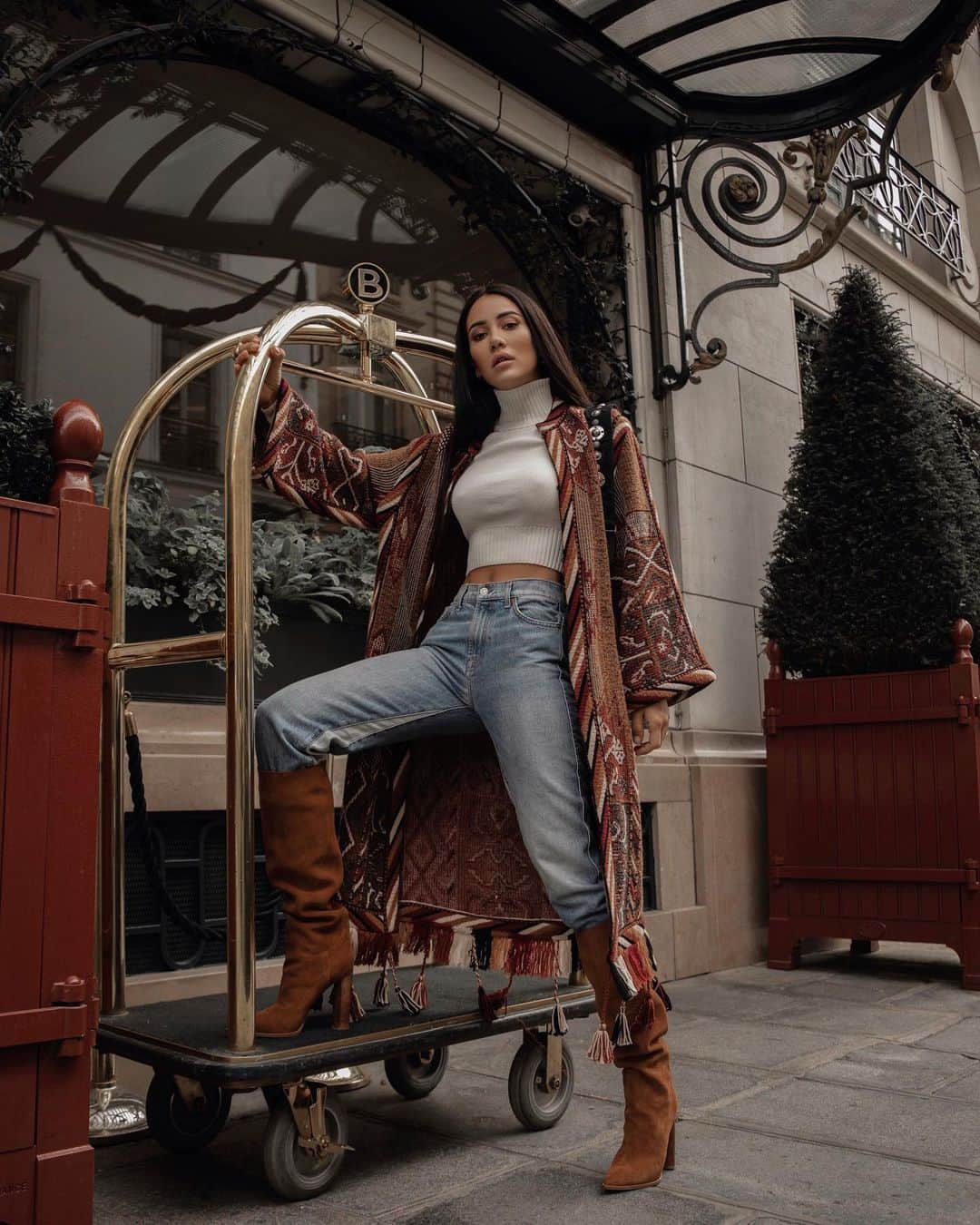 Tamara Kalinicさんのインスタグラム写真 - (Tamara KalinicInstagram)「New week, new month, new boots @casadeiofficial 💫 loved borrowing this luggage trolly from @lebristolparis - lets just say that it didnt stip at this picture.」11月2日 19時48分 - tamara