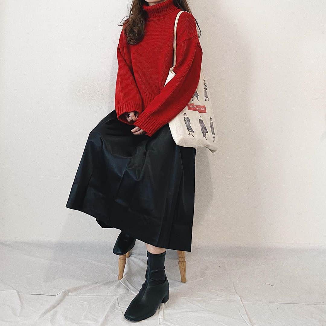 かほこ。さんのインスタグラム写真 - (かほこ。Instagram)「ㅤㅤㅤㅤㅤㅤㅤㅤㅤㅤㅤㅤㅤ ㅤㅤㅤㅤㅤㅤㅤㅤㅤㅤㅤㅤㅤ knit & boots : #kaleno skirt : #fanostudios bag : #journalstandard ㅤㅤㅤㅤㅤㅤㅤㅤㅤㅤㅤㅤㅤ 映画観に行った日。 ニット1枚でちょうど良かった❤︎ ㅤㅤㅤㅤㅤㅤㅤㅤㅤㅤㅤㅤㅤ サテン生地かわいいなと思ってスカート買ったけど、わたしには丈が短かった、、😭 ㅤㅤㅤㅤㅤㅤㅤㅤㅤㅤㅤㅤㅤ #kaho_fashion」11月2日 19時50分 - xxokohakxx