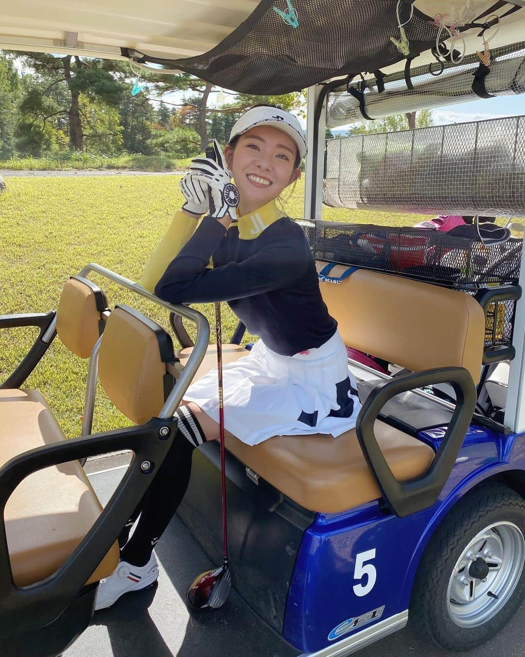 鈴木朱音のインスタグラム：「もう11月かぁ〜🍂🌾🍁 今月もゴルフの予定ある♪♪♪ 楽しみ楽しみ⛳️💓 . . #golf #golfstagram #golfgirl #golfwear  #sports #jlindeberg #vivaheart #oakley #ゴルフ #ゴルフ女子  #ゴルフウェア #ゴルフコーデ #ゴルフ初心者 #ジェイリンドバーグ #ビバハート #スポーツ女子 #泉国際ゴルフ倶楽部」