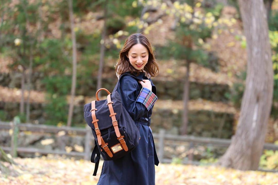 sayoko_betseyのインスタグラム：「🍂🍂🍂﻿ ﻿ お知らせ🐿﻿ 札幌に戻ってまいりました🍂﻿ ﻿ 秋ど真ん中も過ぎて、そろそろ今週は雪が降るかもしれない天気予報！﻿ ﻿ 今のうちに秋の装い楽しんでます🍂🍂﻿ ﻿ ﻿ トレンチに合わせたバックパックは愛用品ばかりの @gastonluga 様から♡﻿ ﻿ 今回私が選んだのはクラシックシリーズのブラック&ブラウンです﻿ ノートPCポケットもあるし、男女共用で使えるデザインなのも良いなぁと思って❤️﻿ ﻿ 専用割引クーポンもまた作って頂いたので、使って下さいませ﻿ ﻿ ●15%off専用割引コード： sayokogl 　(期限なし)﻿  特別15%割引コードを使うとお得になります！ ﻿ ●公式オンラインストア：https://gastonluga.com/jp/﻿ ●公式アカウント名　　：@gastonluga﻿ ●送料無料﻿ ﻿ ﻿ あと2ヶ月で色々あった2020年が終わるなんて信じられない。。﻿ でも終わり良ければ全て良しの方向に、﻿ 頑張って向かわせたいよね🐿💨﻿ ﻿ #GastonLuga #backpack #sapporo #hokkaido #hokkaidolikers #ootd ﻿ #ガストンルーガ #バックパック #いつコ #北海道 #札幌 #北海道神宮 #カジュアルコーデ #紅葉」