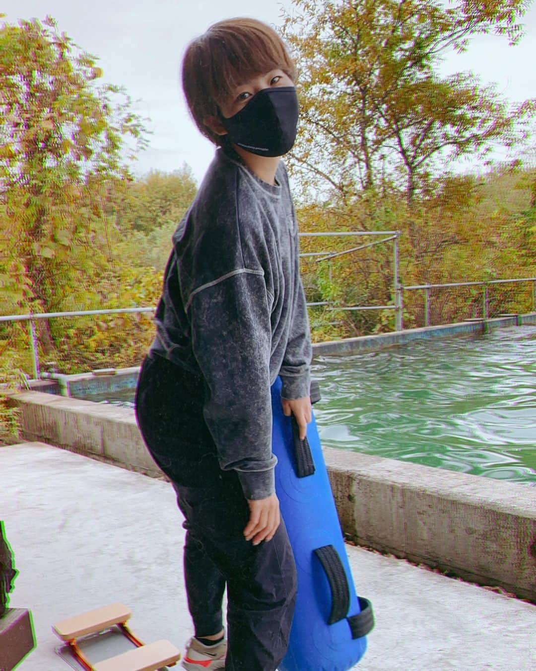 伊藤さつきのインスタグラム：「SENDAI 🦍 #autumn #息が白い日#ウルトラマン発見 #カメラアプリにハマる#ゴリラポーズ」