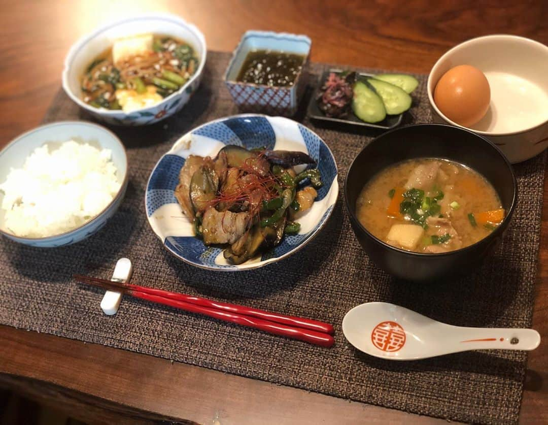 月央和沙さんのインスタグラム写真 - (月央和沙Instagram)「うちの晩ごはん . #豚肉となすとピーマンのピリ辛味噌炒め #豆腐の小松菜とカニかまあんかけ #もずく酢 #豚汁 #新米 #卵かけ #ぬか漬け #褒められると #調子にのるタイプです」11月2日 19時56分 - kazusa_tsukio