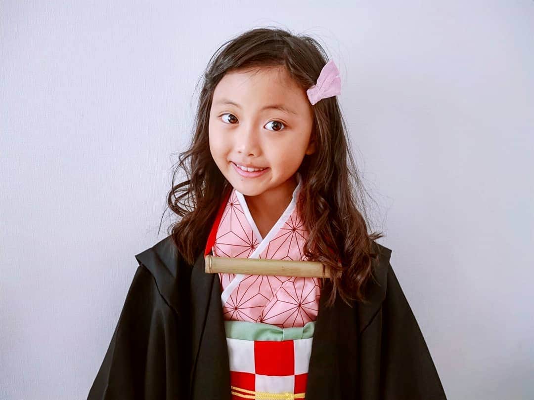 えりのインスタグラム：「👹 . . ハロウィン当日の仮装は #竈門禰豆子  . 4月のなぁちゃんの誕生日プレゼントに @masae_coco ちゃんに丁寧に丁寧に作ってもらった禰豆子コス。 いや、もはやコスじゃなかった。 とっても素敵な二部式のお着物でお正月にも着れそう。 大事に大事に着ます！ありがとう😭❤ . . 鬼滅、映画もとっても良かった！！ ufotableさんに感謝しかない！ #demonslayer」