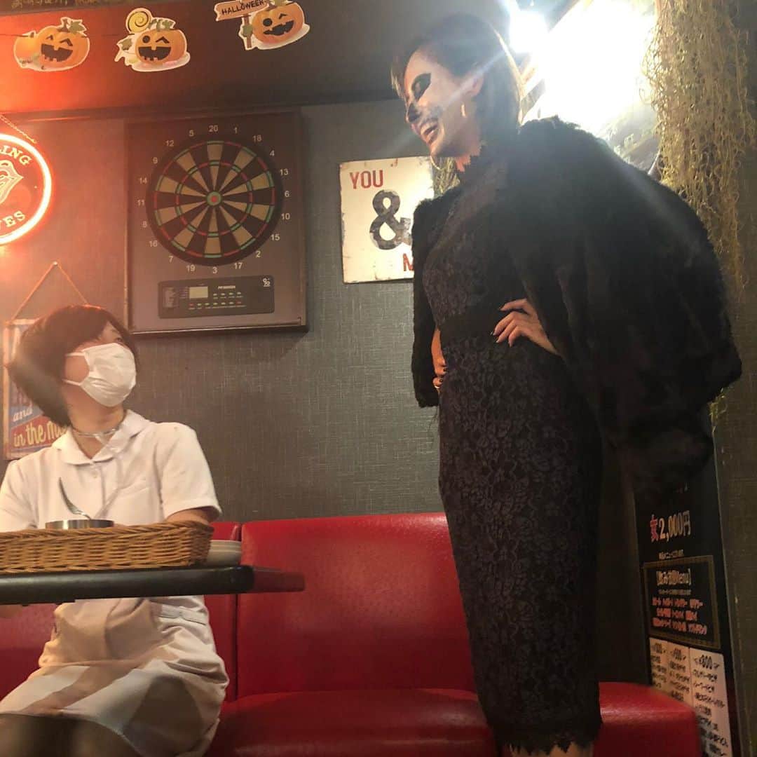 佐野千晃さんのインスタグラム写真 - (佐野千晃Instagram)「地元で静かにハロウィン🎃﻿ ﻿ もうハロウィン終わるとクリスマスで年末で〜、、、﻿ ﻿ 早い！！！！！﻿ ﻿ 2020年もうちょっとだけど充実させよ！！！！！﻿ ﻿ #natural #healthy #good #gilrs #gilr #cool #cute #ooted #selfie #self #face #スポーツ女子 #スポーツ #ハワイ #笑顔 #ひまわり#ハロウィン #ガイコツ」11月2日 19時57分 - sanochiaki810
