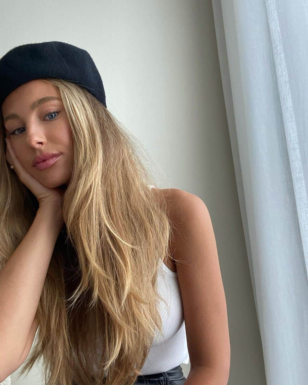 Mathilde Goehlerのインスタグラム：「Hiii 🖤🐿」