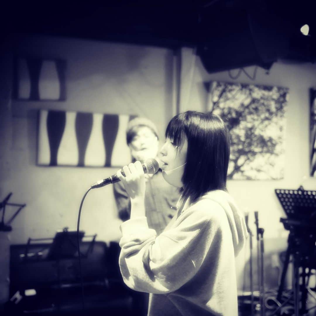 入来茉里さんのインスタグラム写真 - (入来茉里Instagram)「お仕事で歌うと いつも緊張する。内心どきどき。 ・ #music #musical #consert #japan #unknownjapan」11月2日 19時59分 - iriki.mari_official