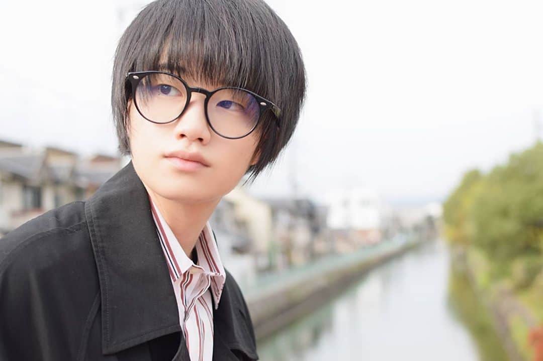 外山将平のインスタグラム：「低気圧のせいか 睡魔が…。。  photo by:key #作品撮り #ノーセット #photooftheday#camera#portrait#model#外山将平#役者#俳優#今日の外山#ootd#Nikon#一重 #写真#撮影#カメラ#ポートレート#ファインダー越しの私の世界#カメラ好きな人と繋がりたい#黒髪#メガネ男子#秋#autumn#fashion#被写体#モデル#男の子 #京都」