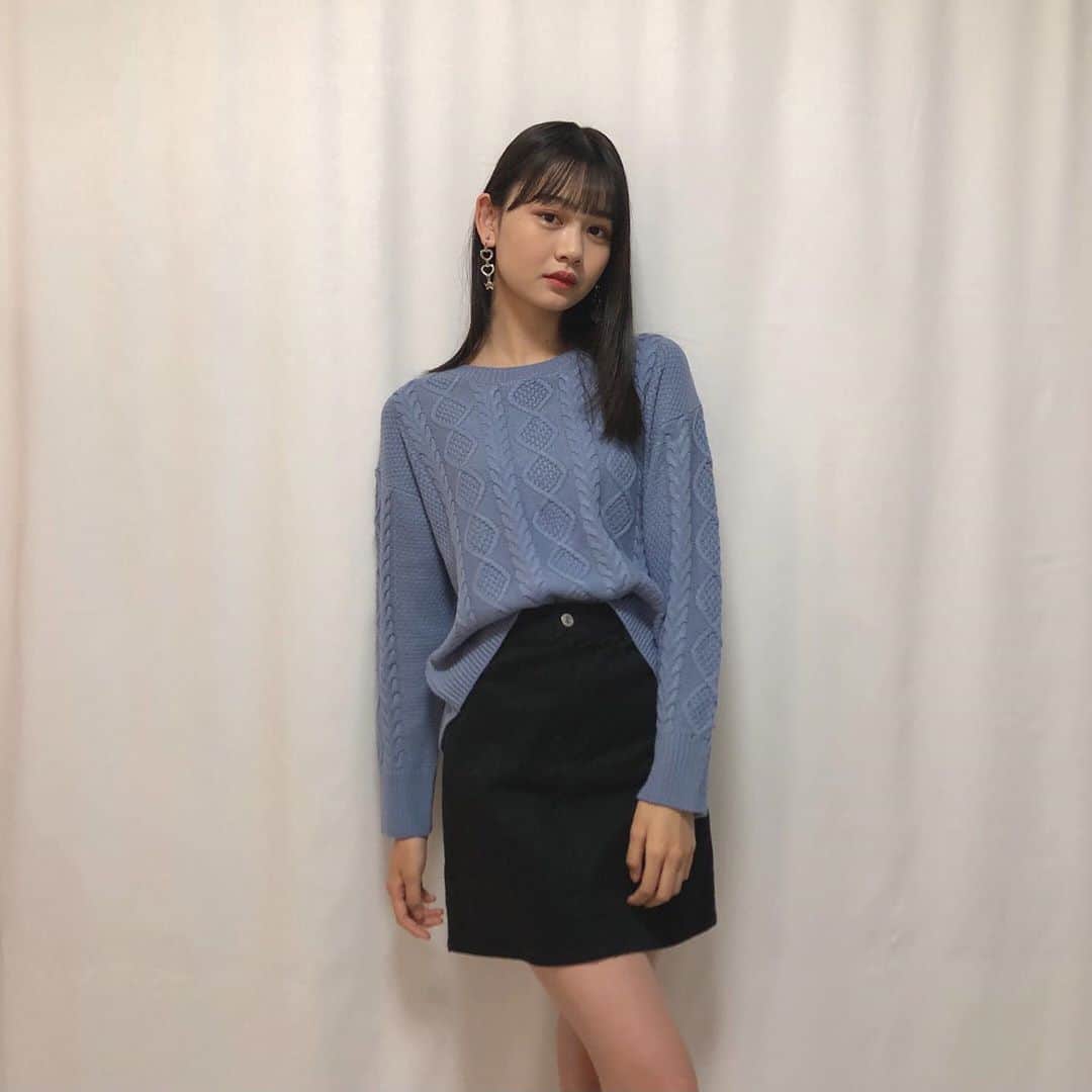 安村真奈のインスタグラム：「後ろがリボンになっている、 さりげなく可愛いセーター❄️ この冬は絶対ブルーのアイテムを 着たいって思ってたから、お気に入りです🤍  #gu_for_all  #GUstyle #gupr #セーター #ケーブルバックリボンセーター」