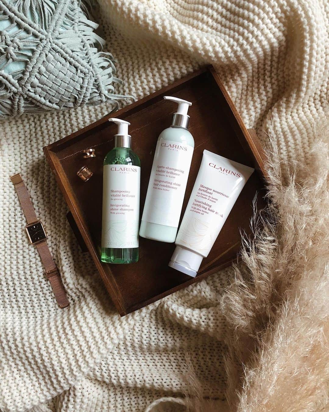 ClarinsUKさんのインスタグラム写真 - (ClarinsUKInstagram)「To achieve healthy, nourished hair at home, discover our must-have haircare heroes! Exclusively available on clarins.co.uk ❤️  🌱 Invigorating Shine Shampoo revives limp hair and instantly boosts shine 🌱 Invigorating Shine Conditioner is enriched with Shea Butter to leave hair feeling soft and silky 🌱 Nourishing Strengthening Hair Mask intensely nourished hair without compromising on volume!  [📷 @mathildesmn_] #Clarins #Haircare」11月2日 20時01分 - clarinsuk